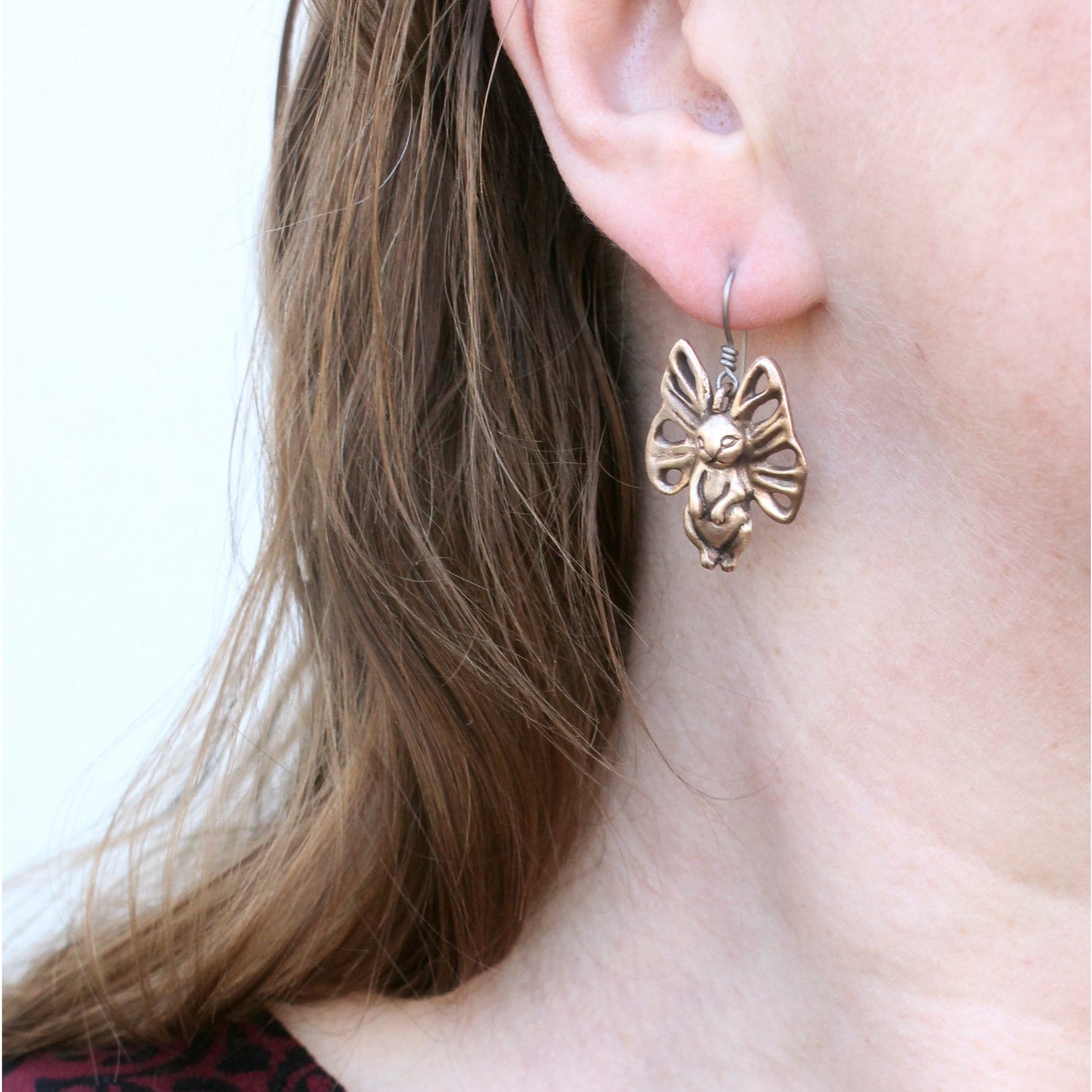 fjärilskanin örhängen i brons och titan