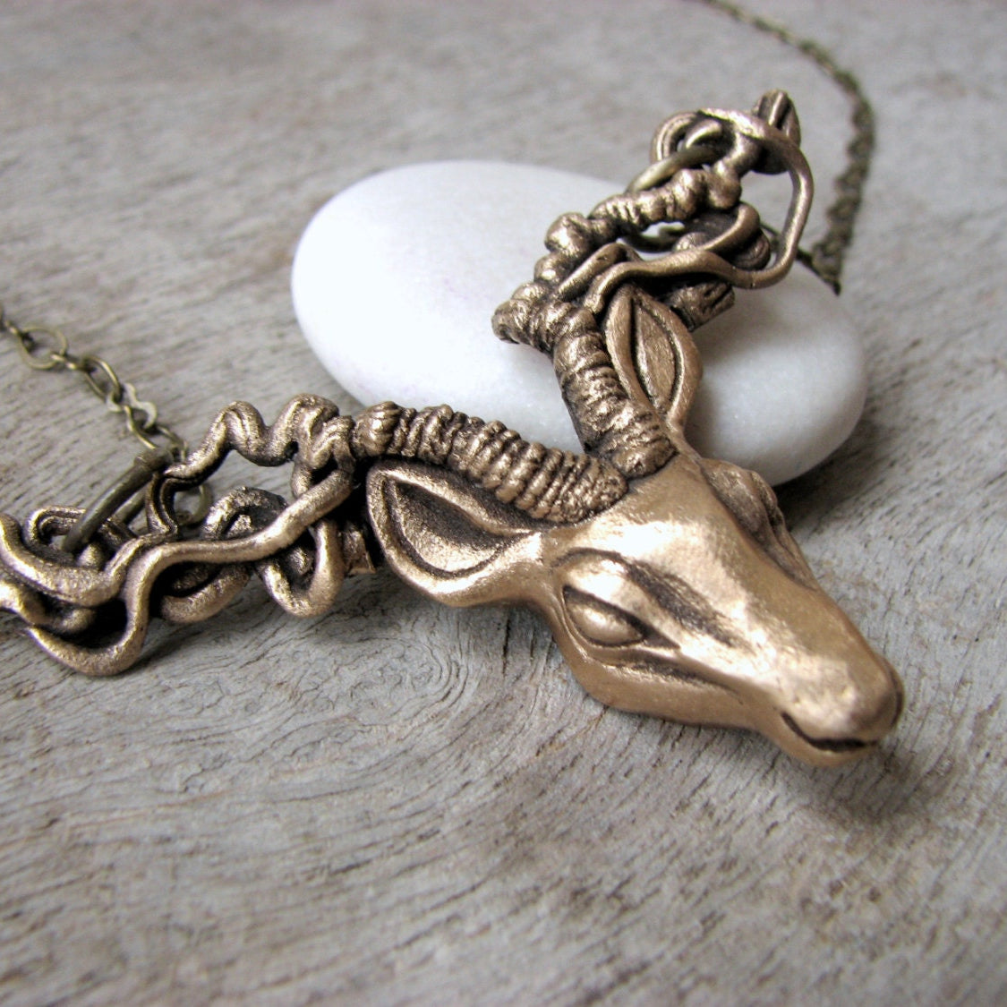 Halsband med en hjort eller rådjur i brons