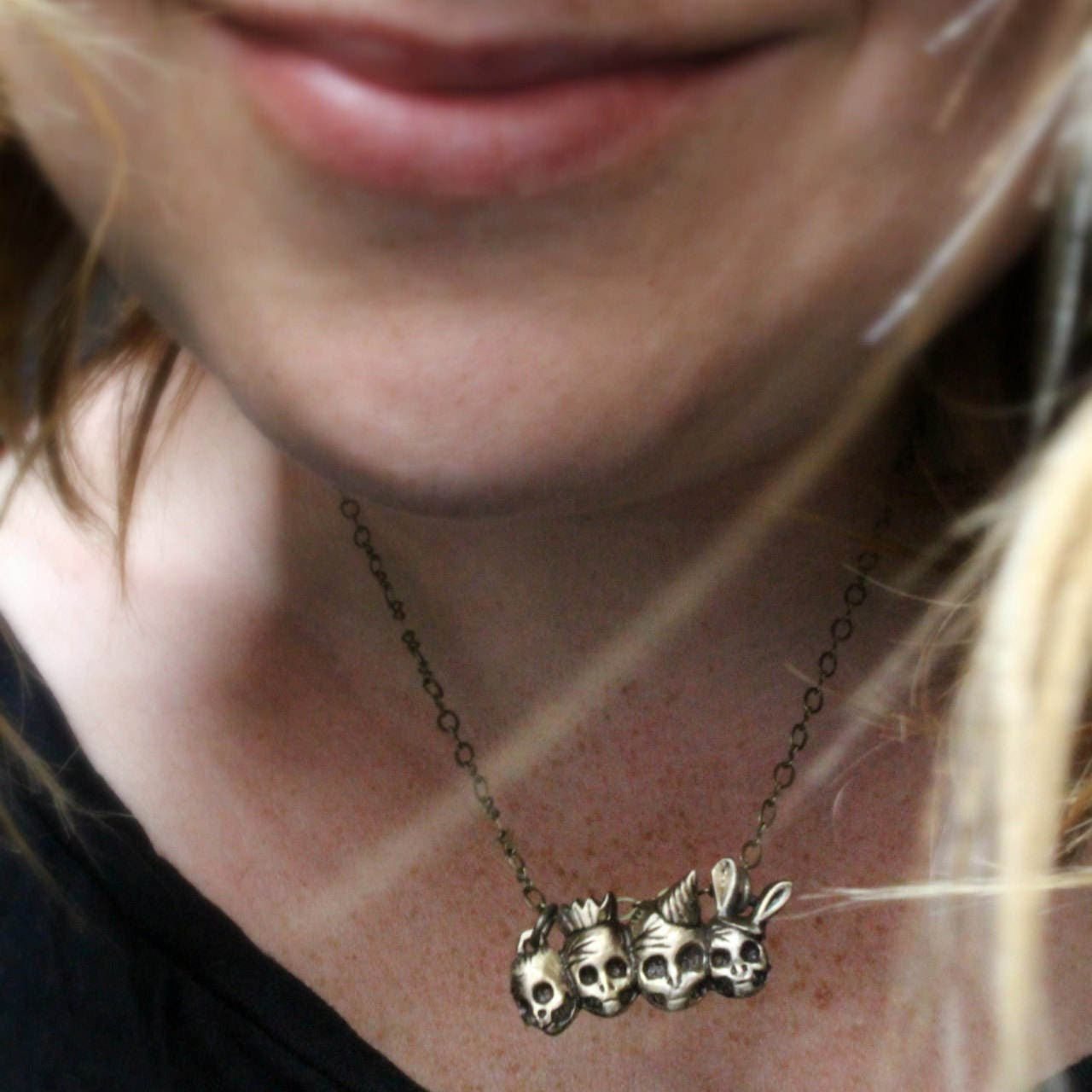 The party must go on, döskalle halsband