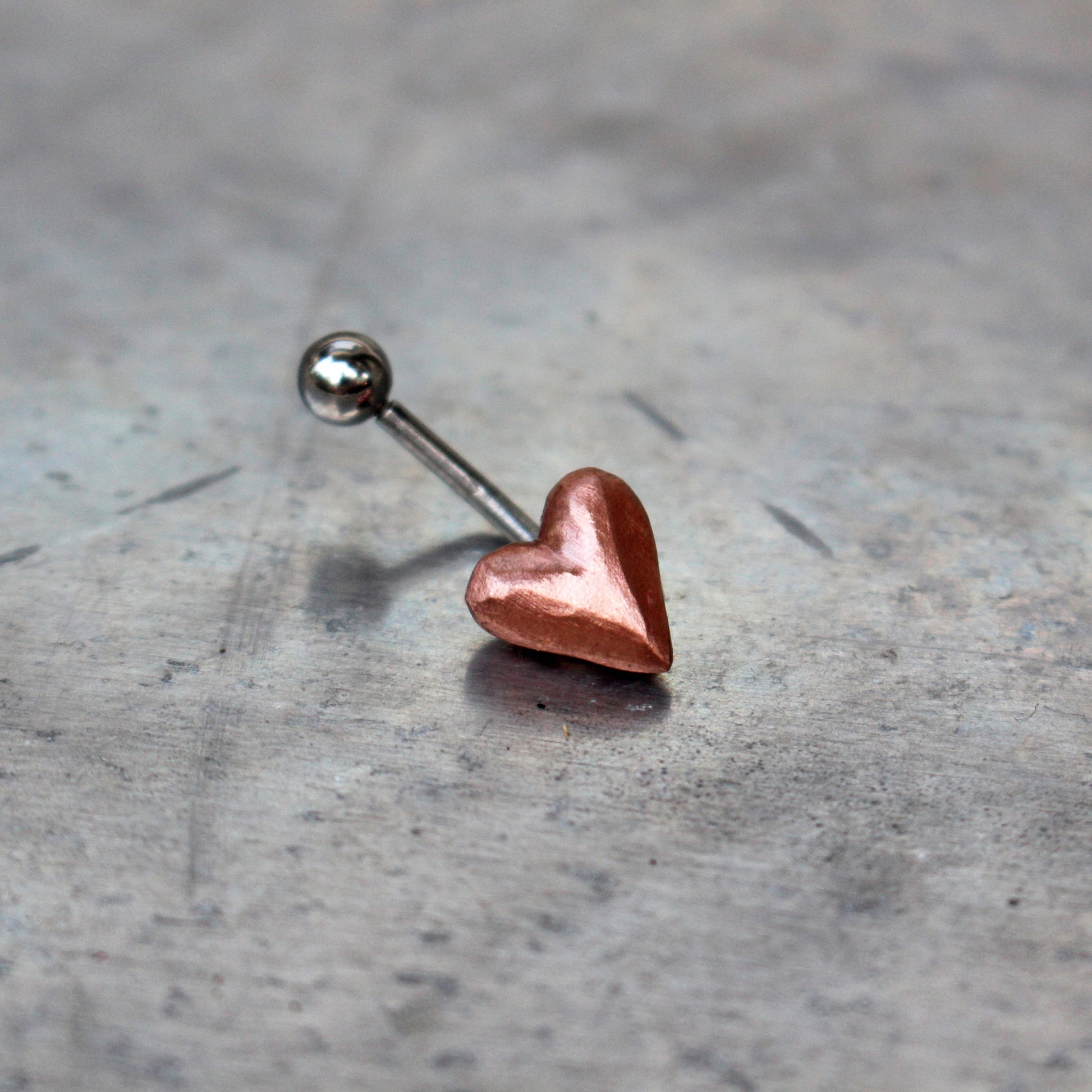 navel piercing smycke med ett rosa hjärta