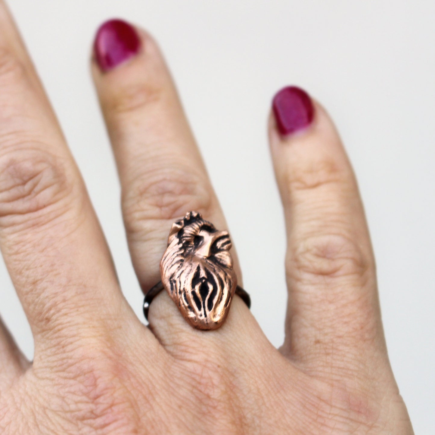 feminist ring med fitta och hjärta