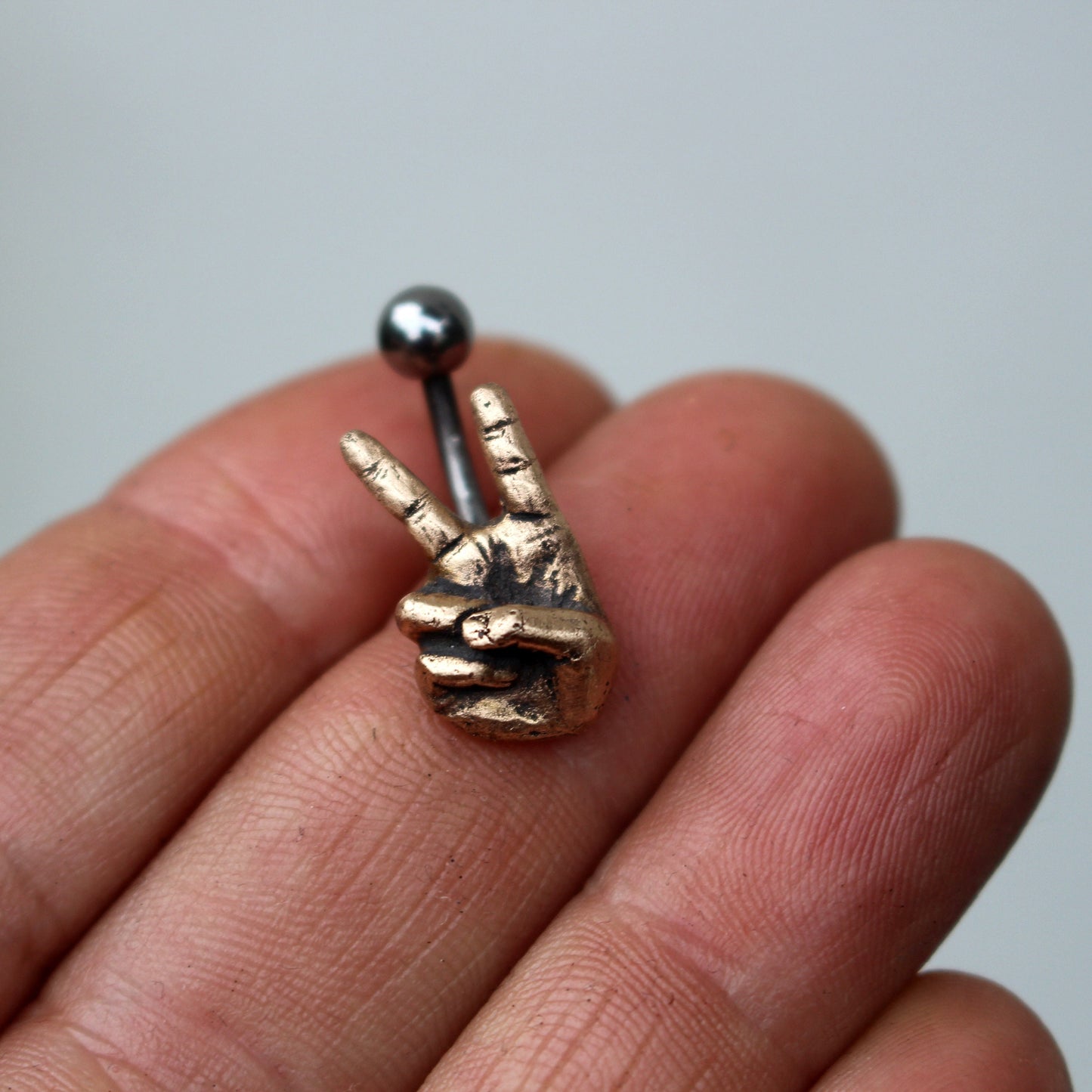 V is for victory navelsmycke