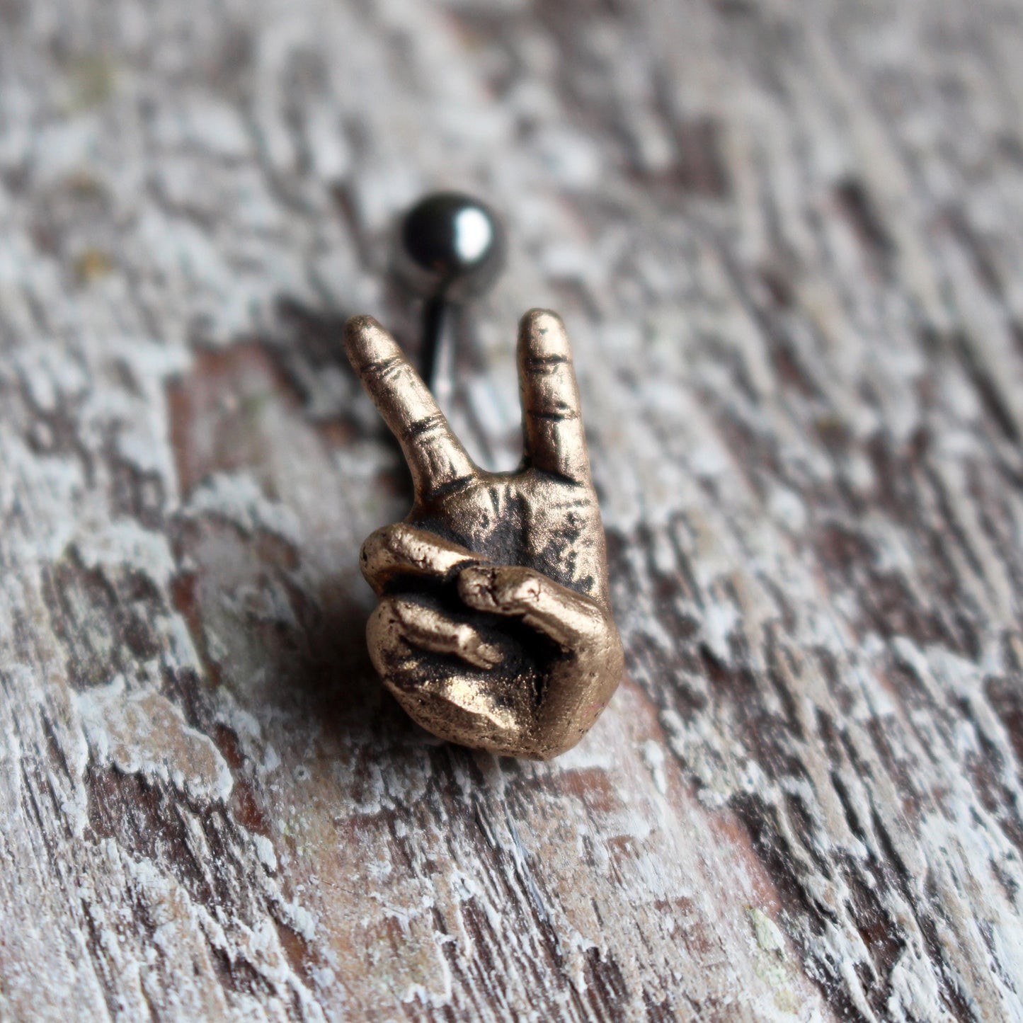 V is for victory navelsmycke