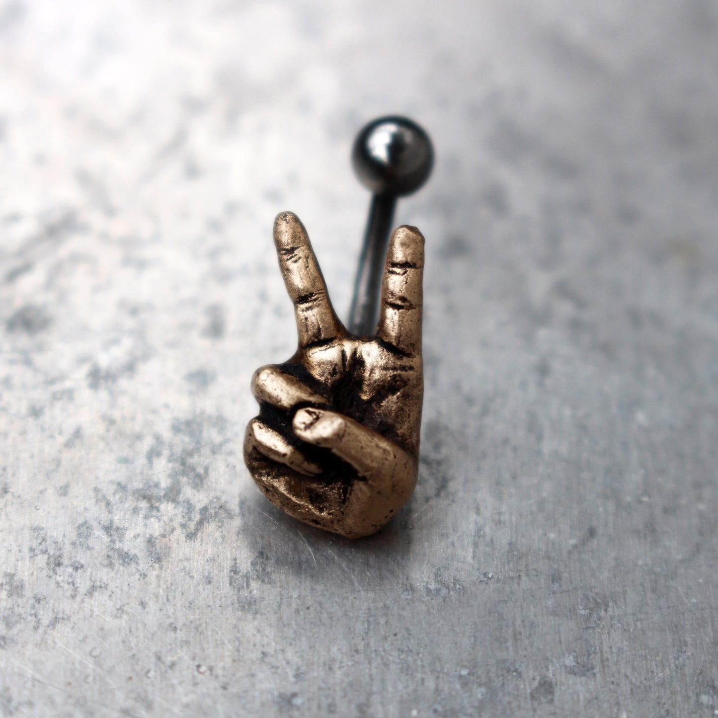 V is for victory navelsmycke