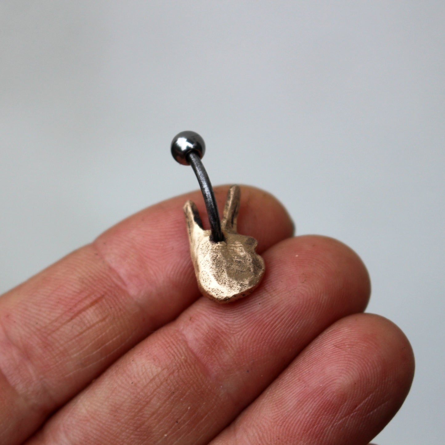 V is for victory navelsmycke