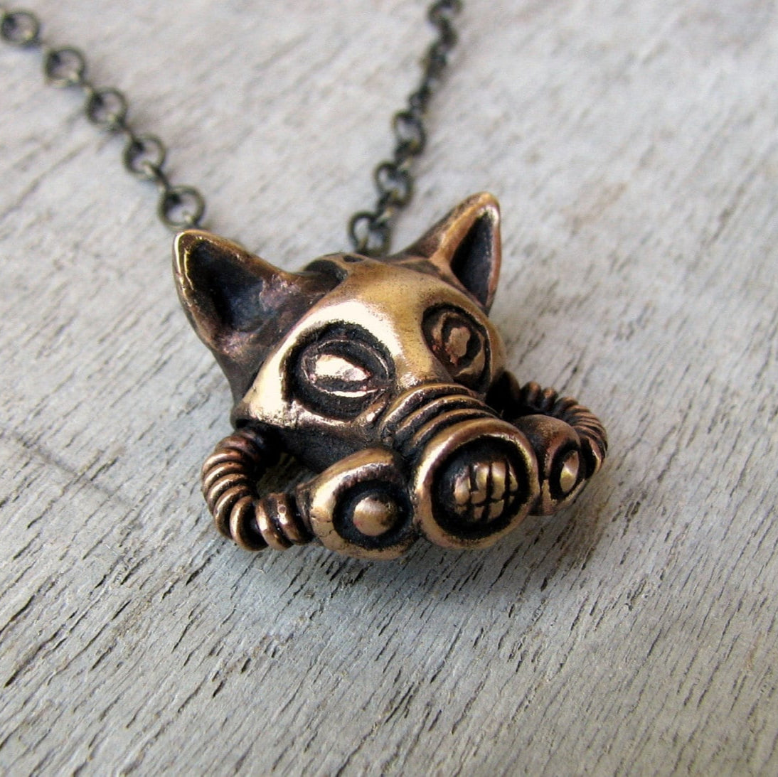 Katt i gasmask halsband