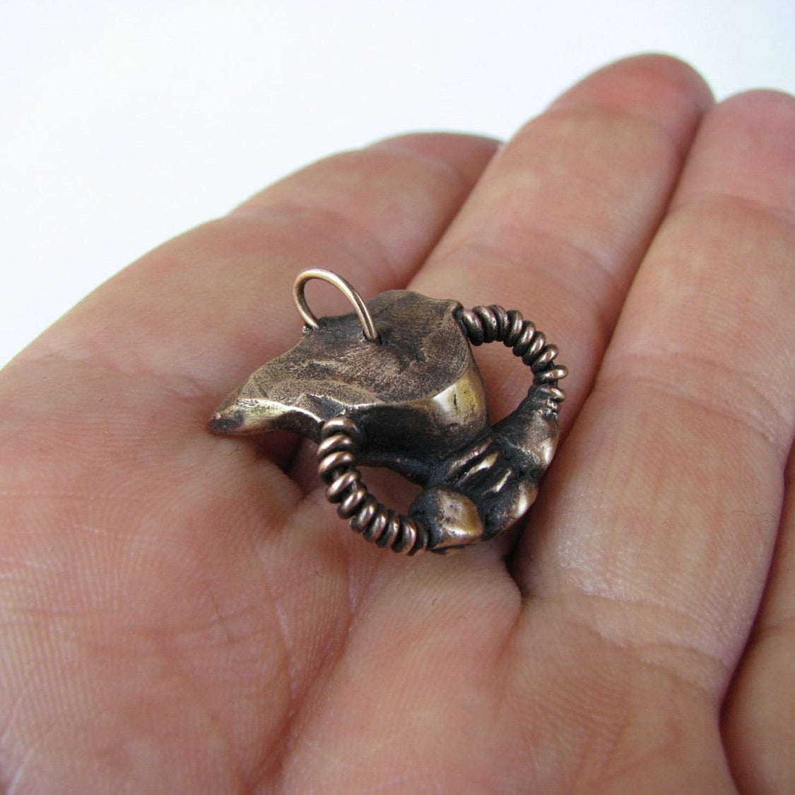 Katt i gasmask halsband