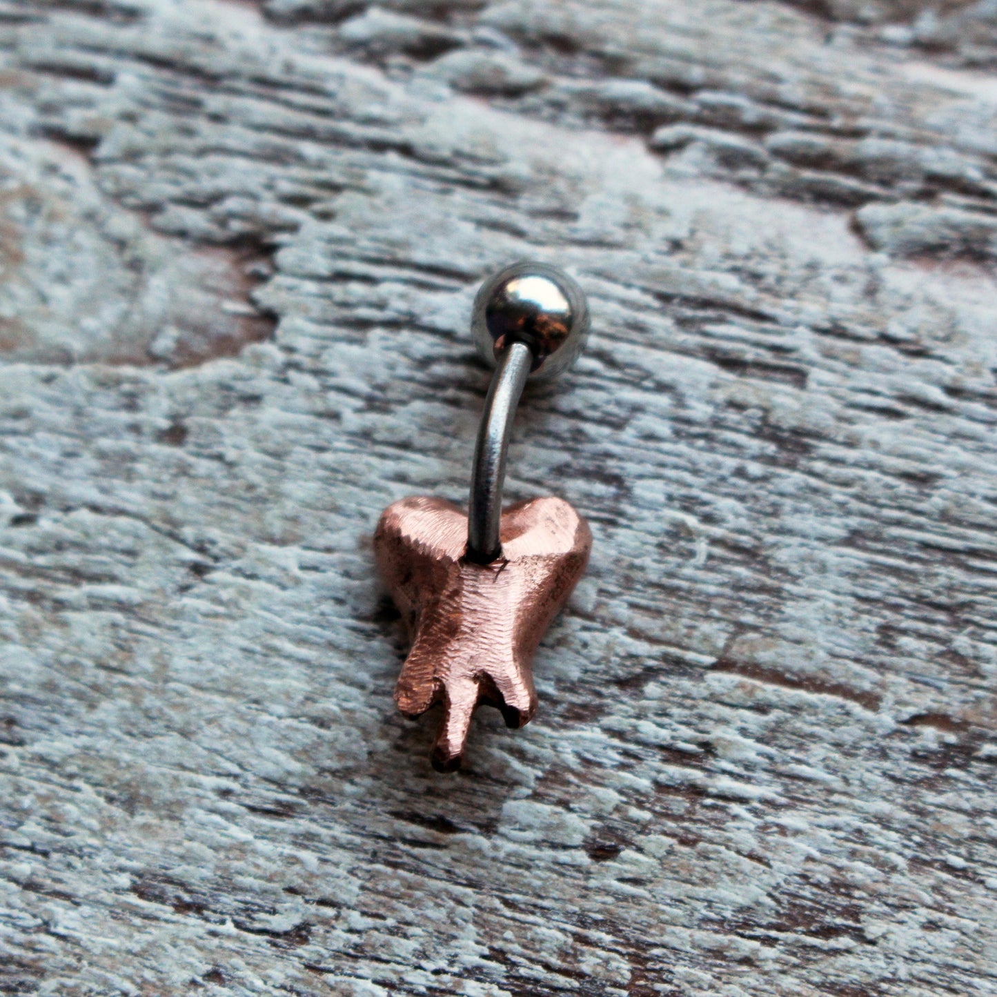 Bleeding heart navel smycke