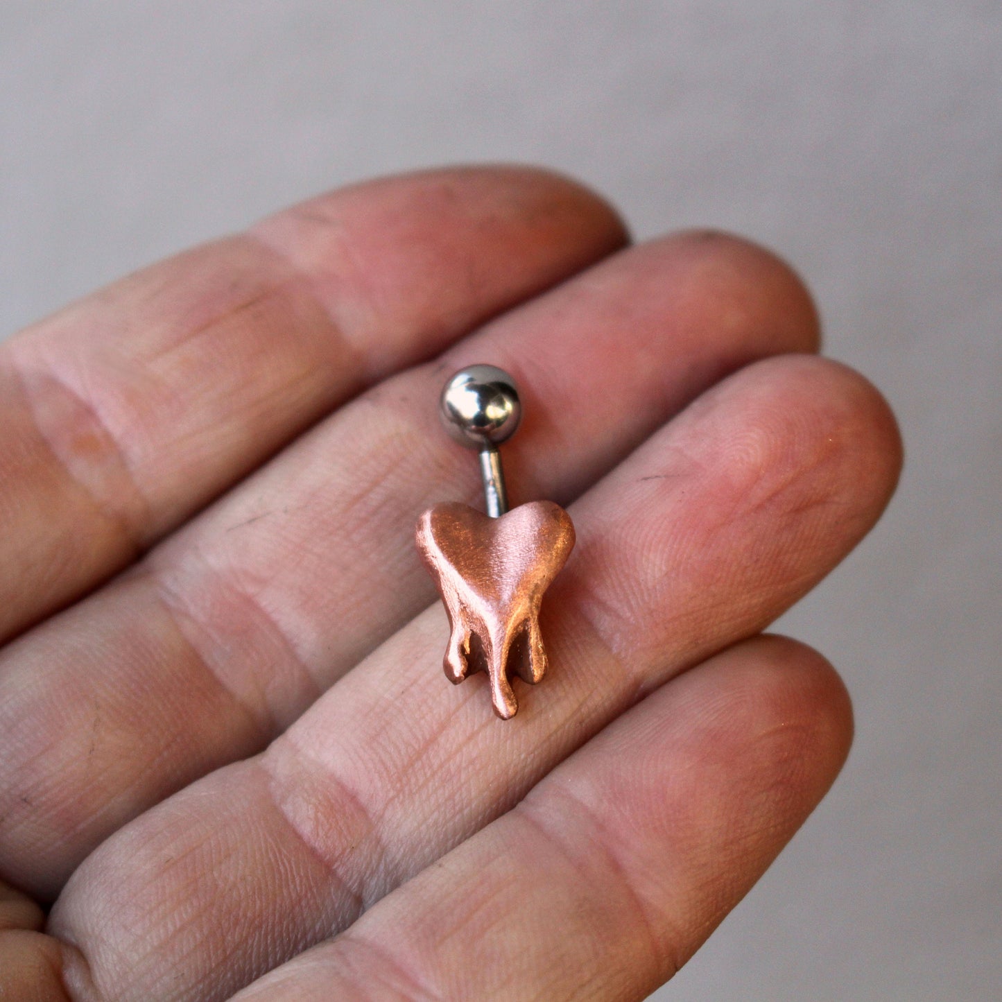 Bleeding heart navel smycke