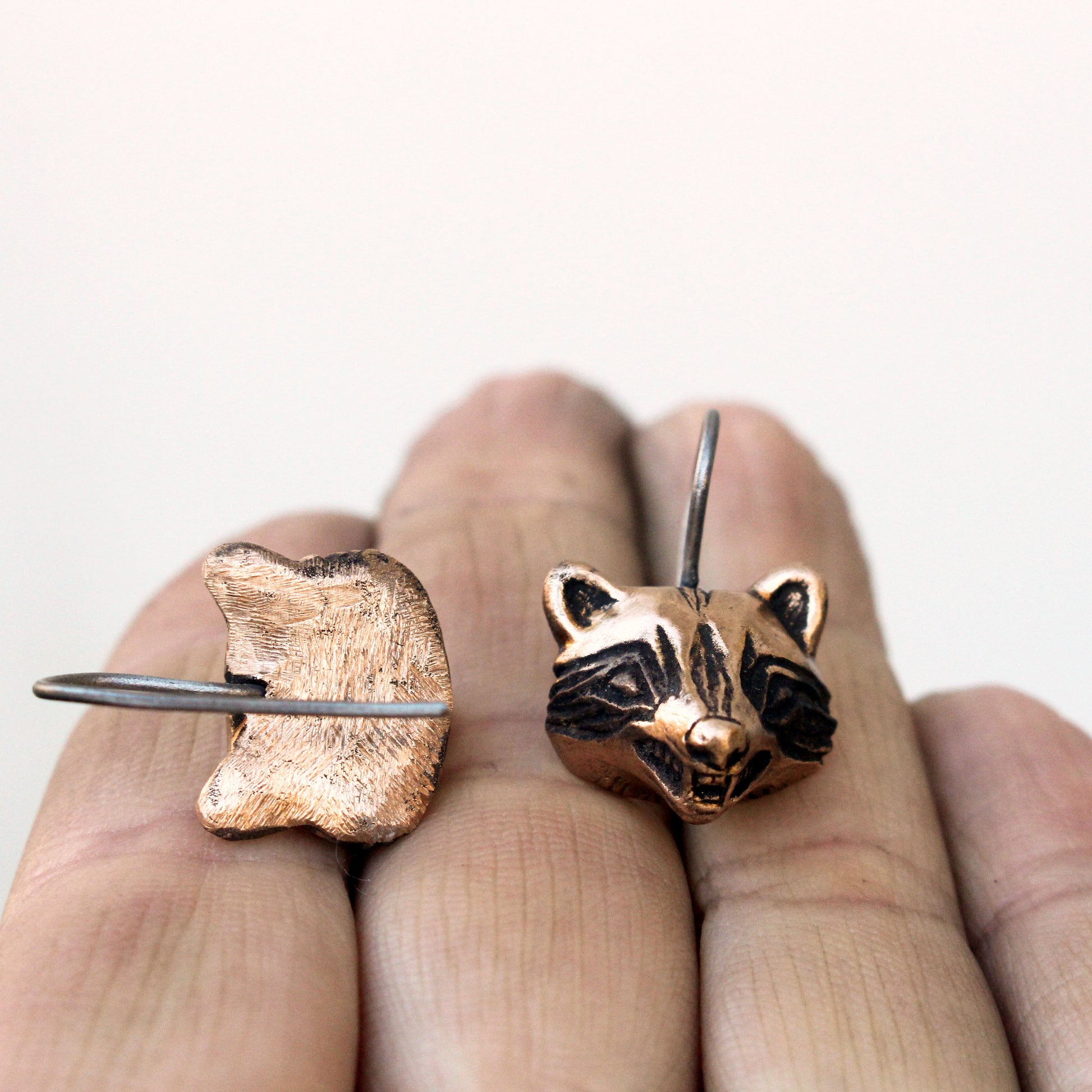 tvättbjörn örhängen i brons med titankrokar