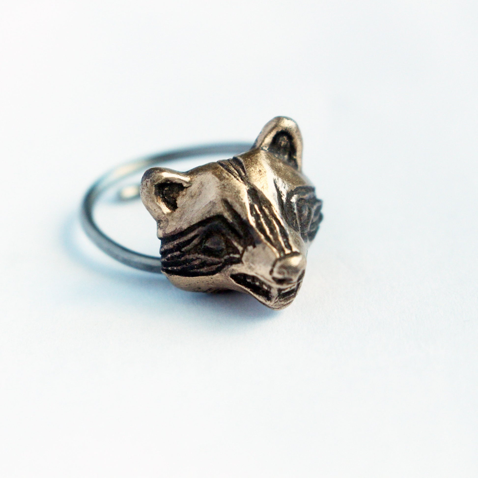 tvättbjörn ring i rons och rostfritt stål