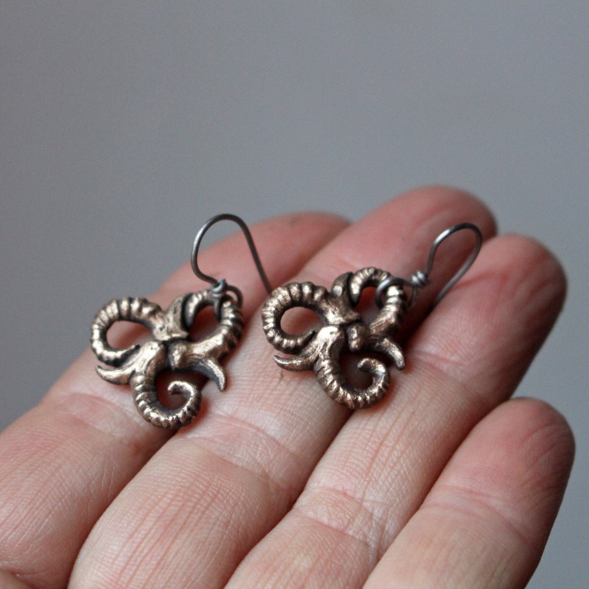 triskele bdsm symbol örhängen i brons och titanium