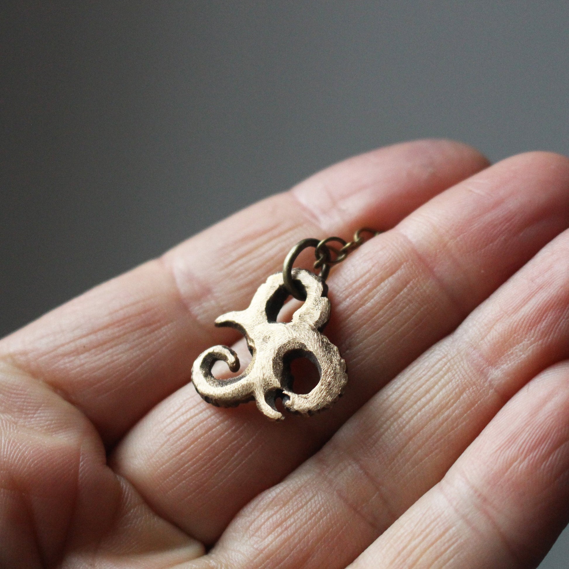 baksidan av triskele smycke