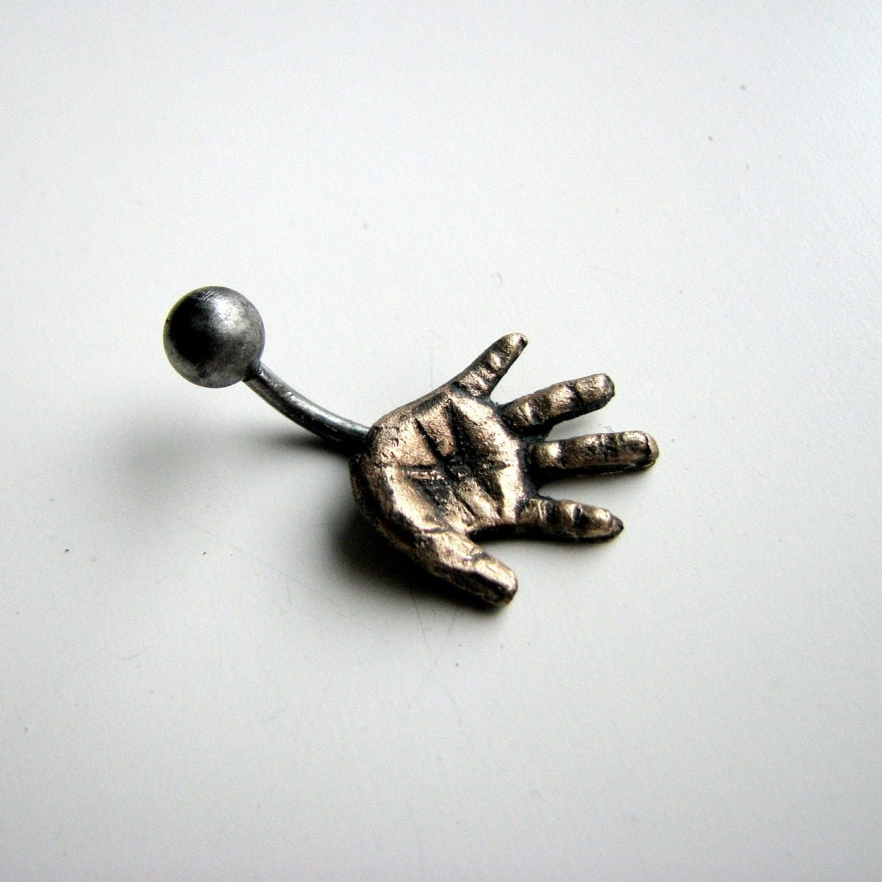 Minatyr hand piercing smycke