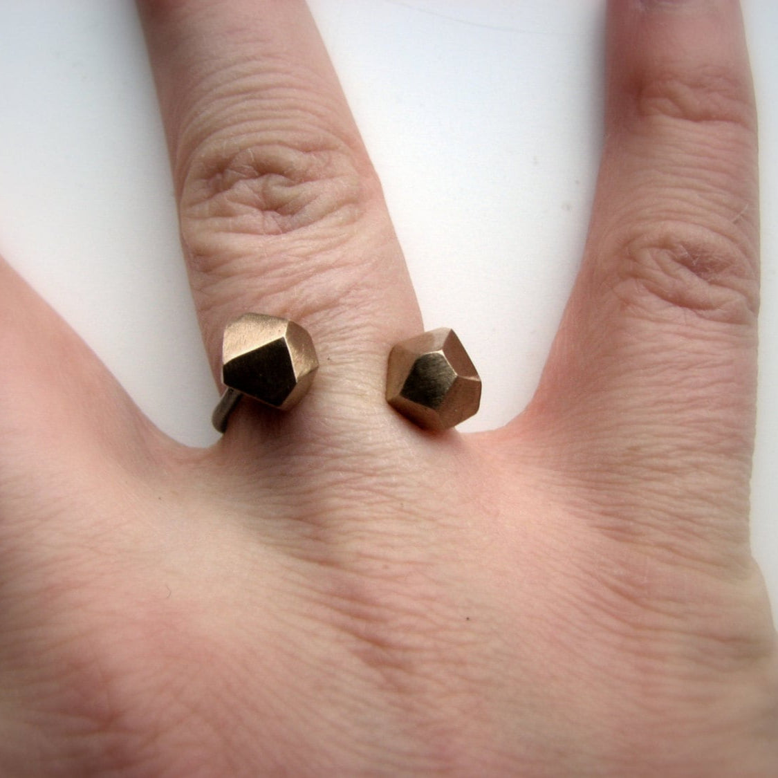 Facetterad ring