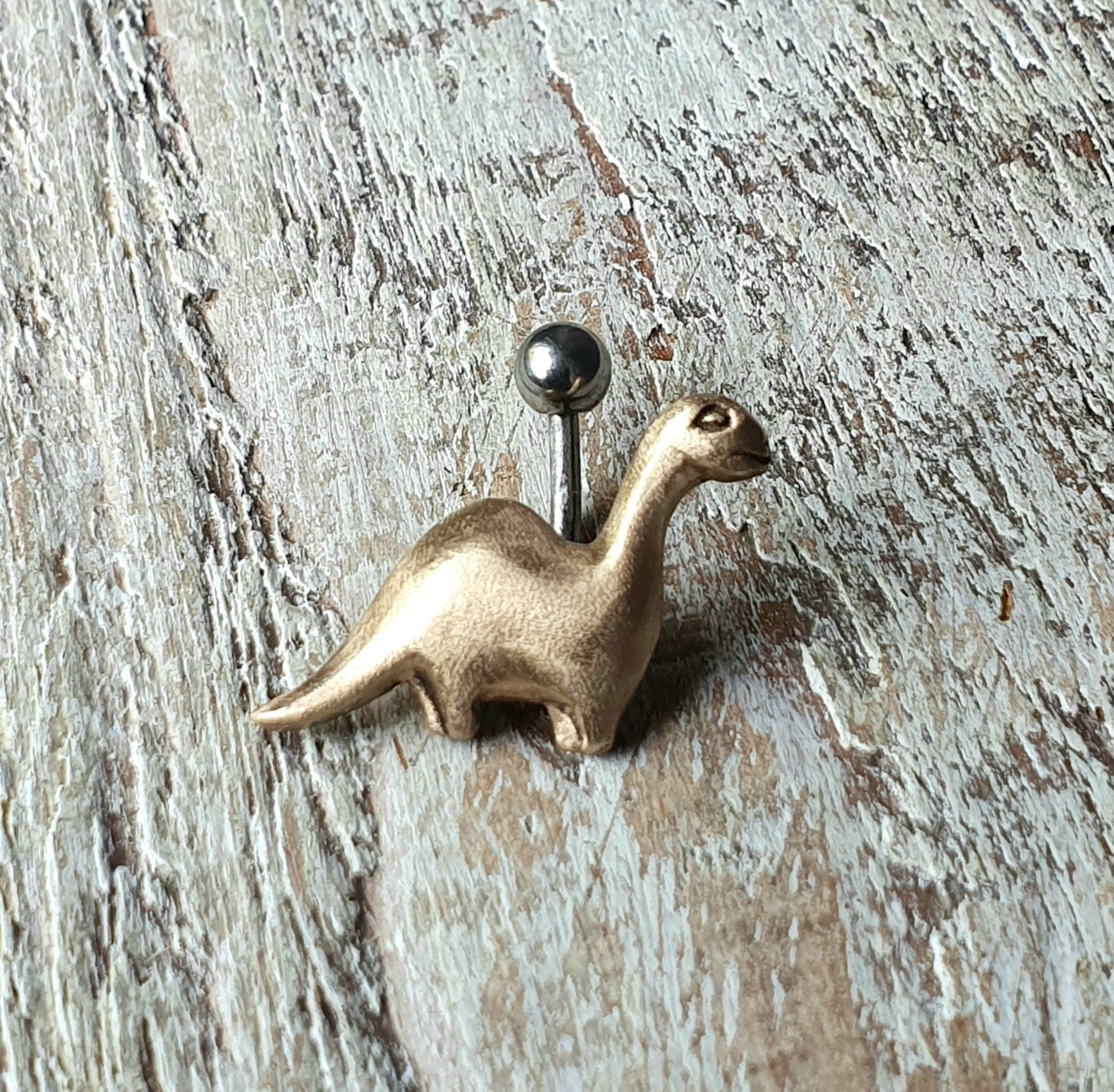 titan navelpiercingsmycke med en brachiosaurus dinosaurie