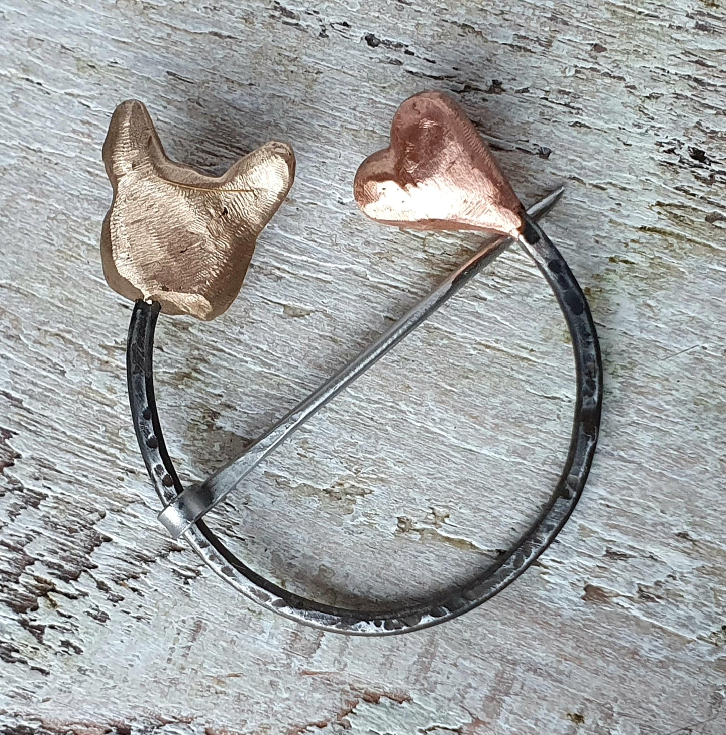 Handgjort hundsmycke – penannular brosch med din hund.