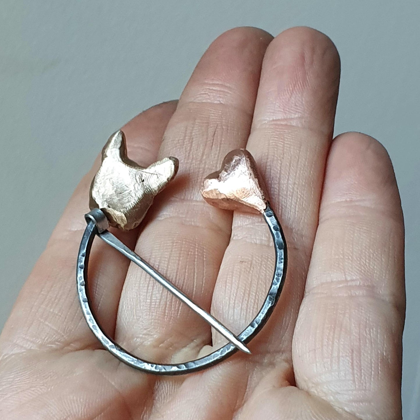 Handgjort hundsmycke – penannular brosch med din hund.