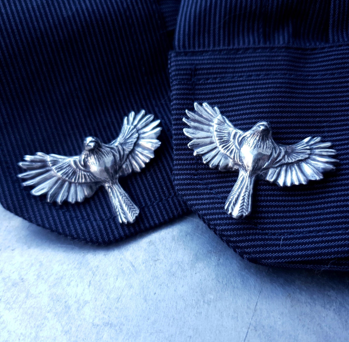 manschettknappar med flygande bofinkar i silver