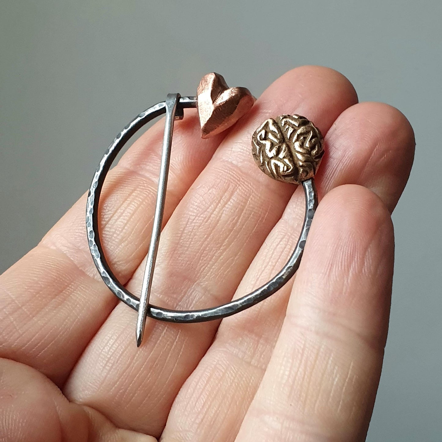 Hjärta och hjärna brosch