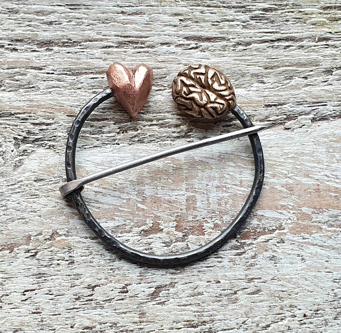 Hjärta och hjärna brosch