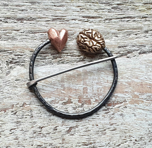 Hjärta och hjärna brosch