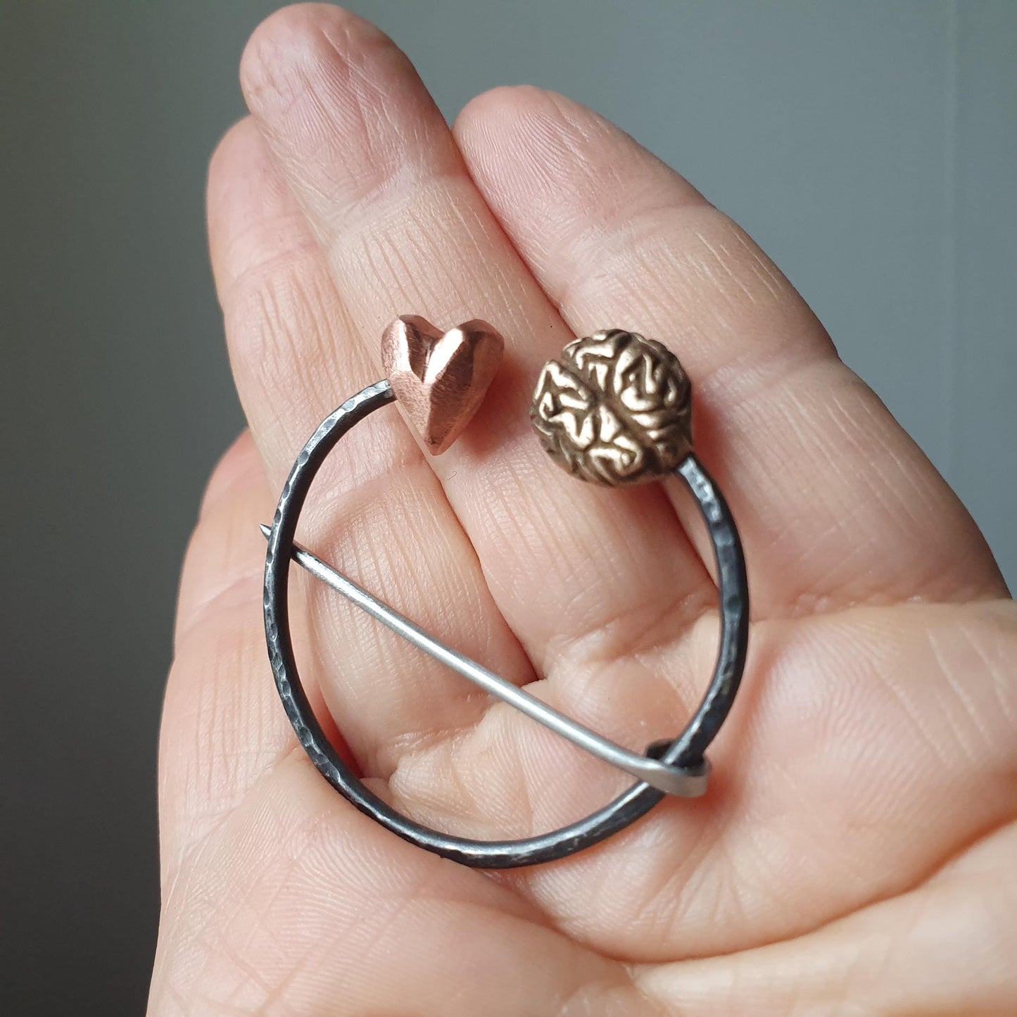 Hjärta och hjärna brosch