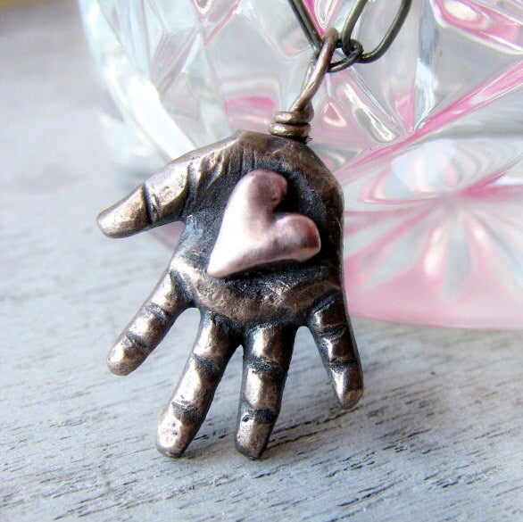 hjärtat i handden halsband