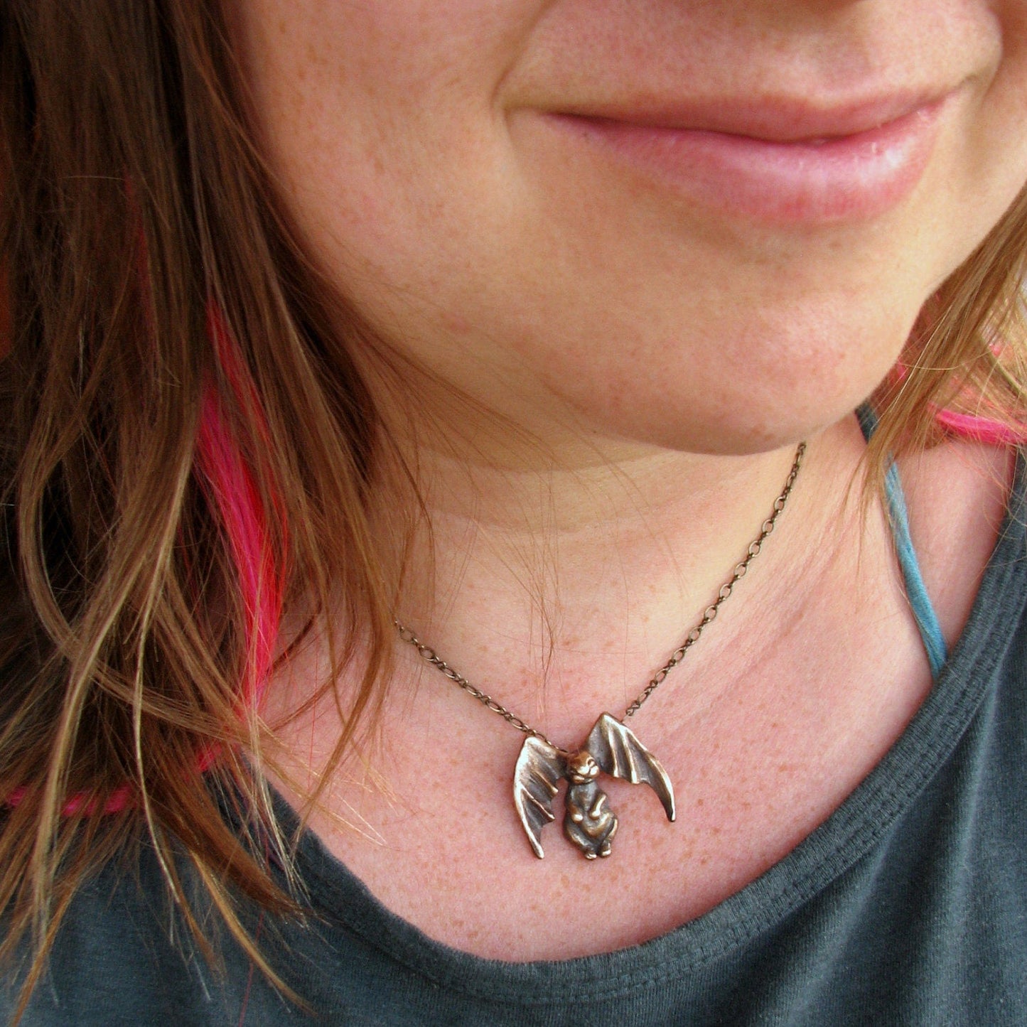 kanin fladdermus halsband skulpterad i brons kaninen har fladdermusvingar som öron