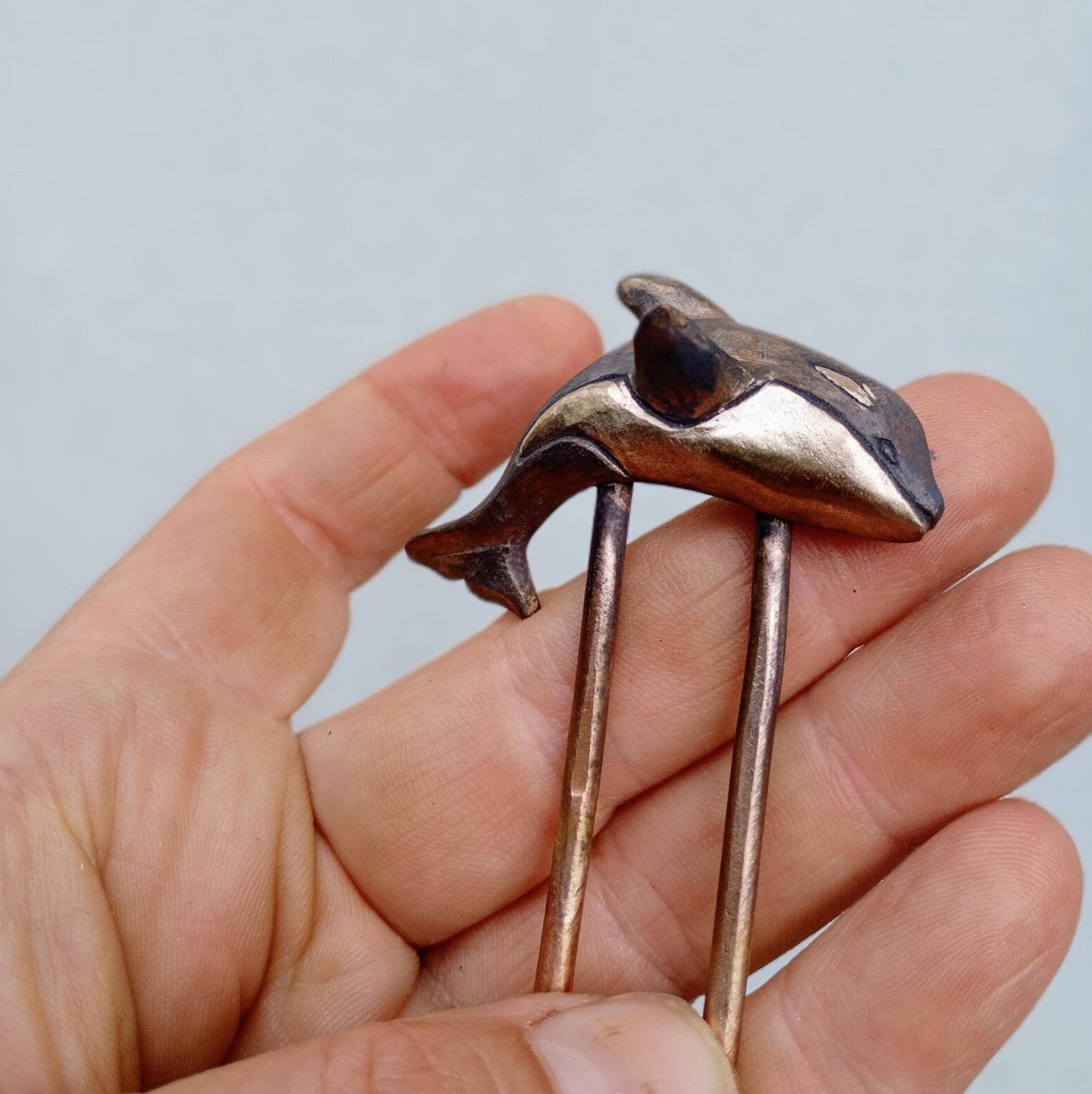 hårsmycke dekorerat med en skulpterad späckhuggare