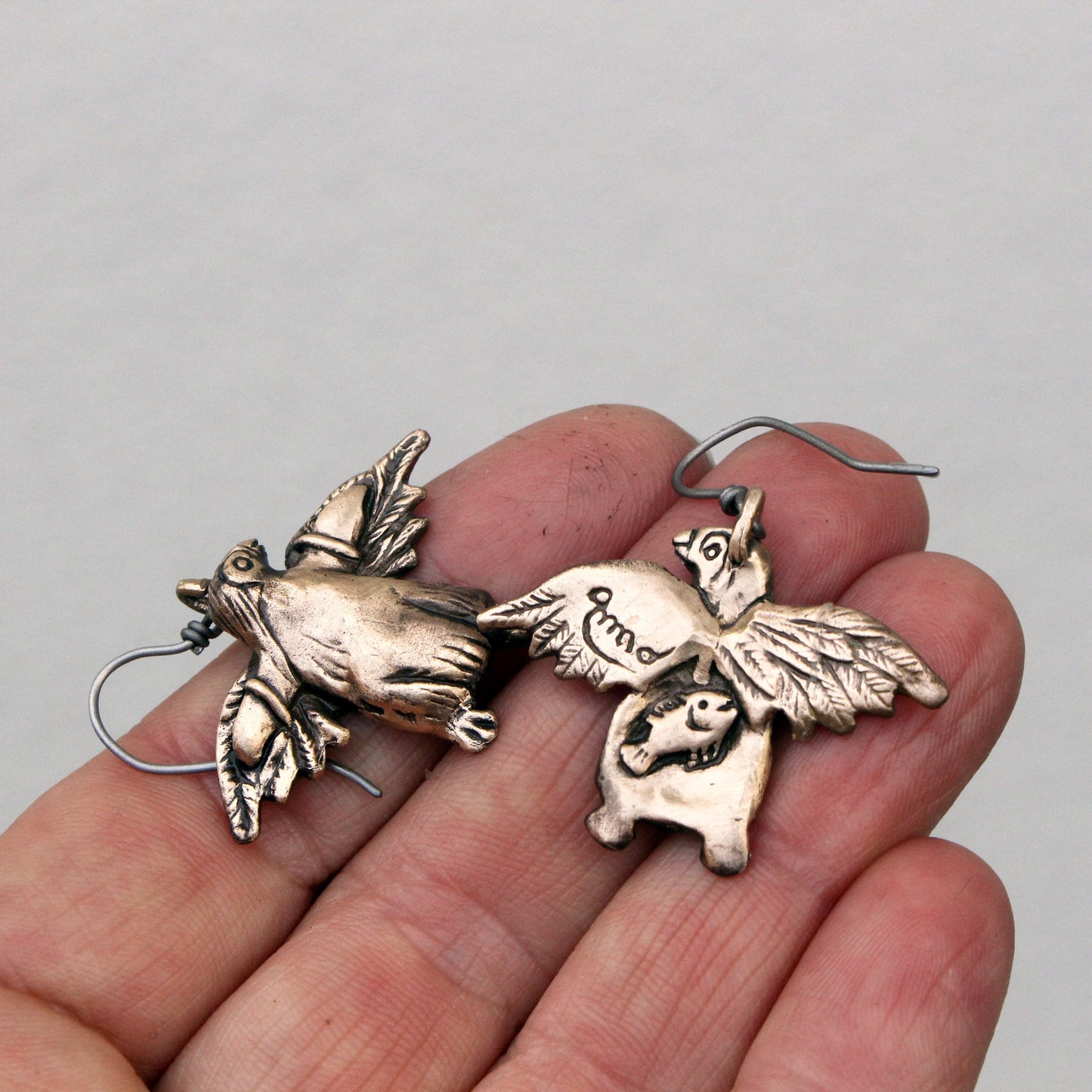 pingvin örhängen i brons med titankrokar