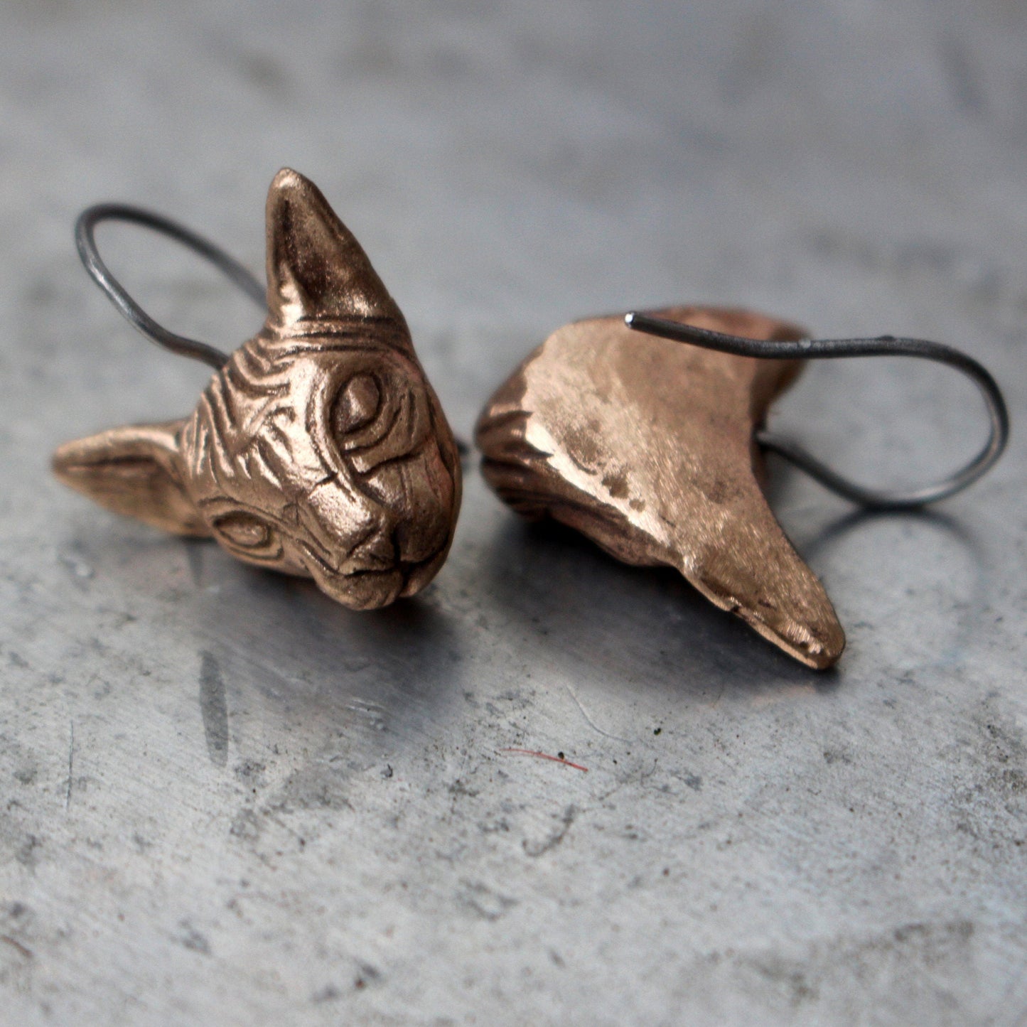 nakenkatt shynx katt örhängen i brons och titan