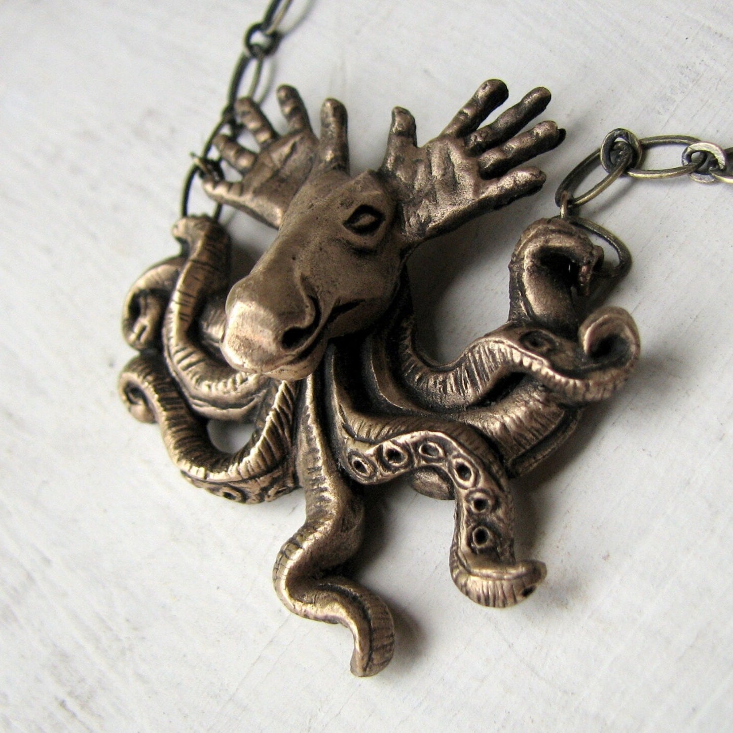 Surrealistisk hybrid av älg o bläckfisk halsband