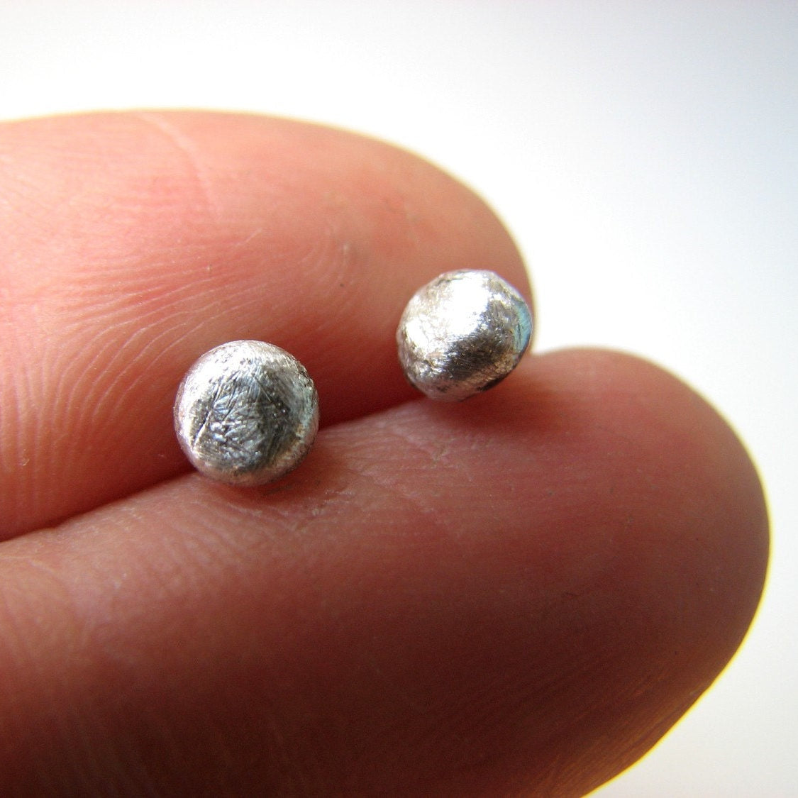 Silver prickar. titanörhängen i rent silver 