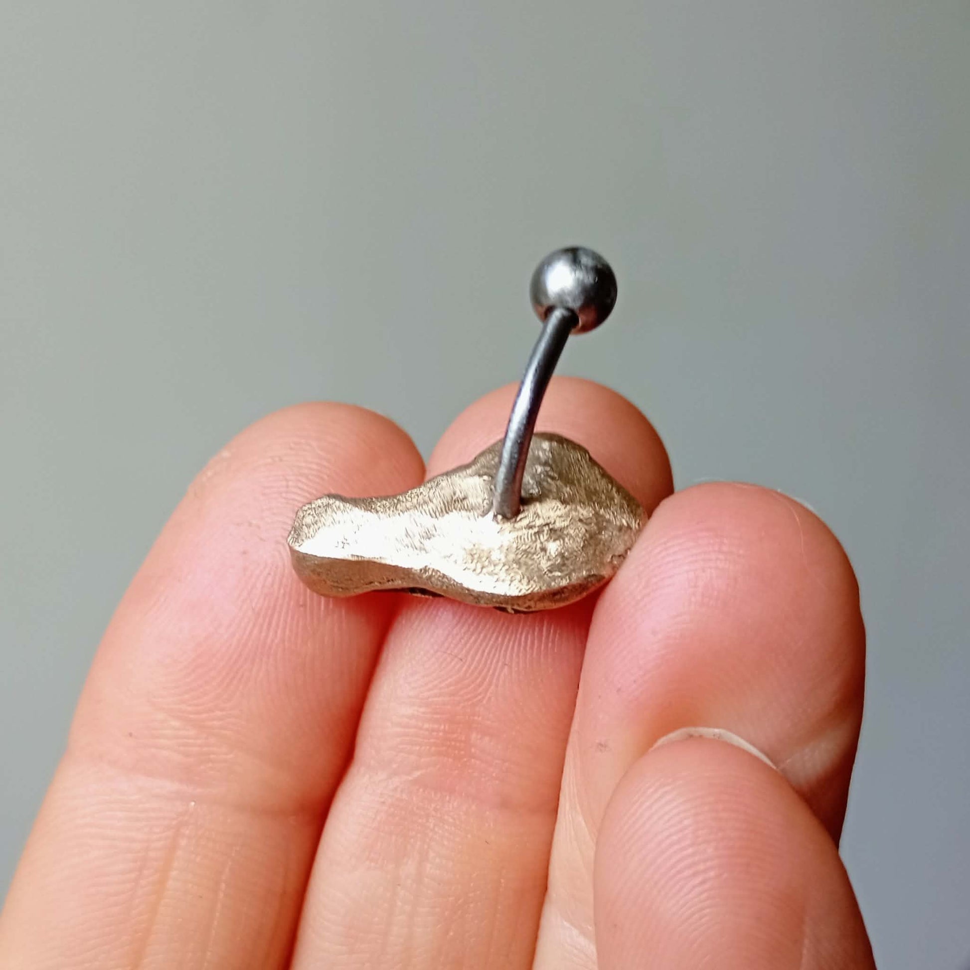 krokodil navel piercingsmycke baksida