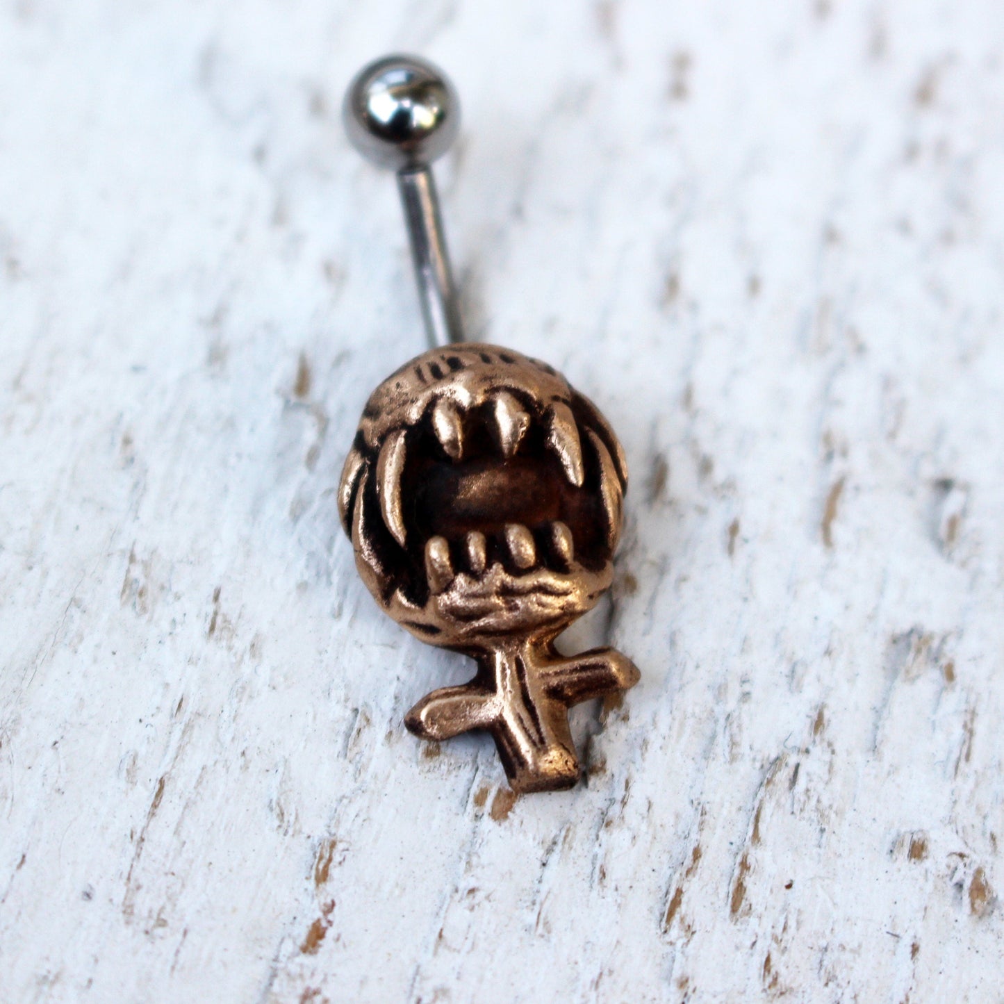 arg feminist navelring, feministsymbol med huggtänder