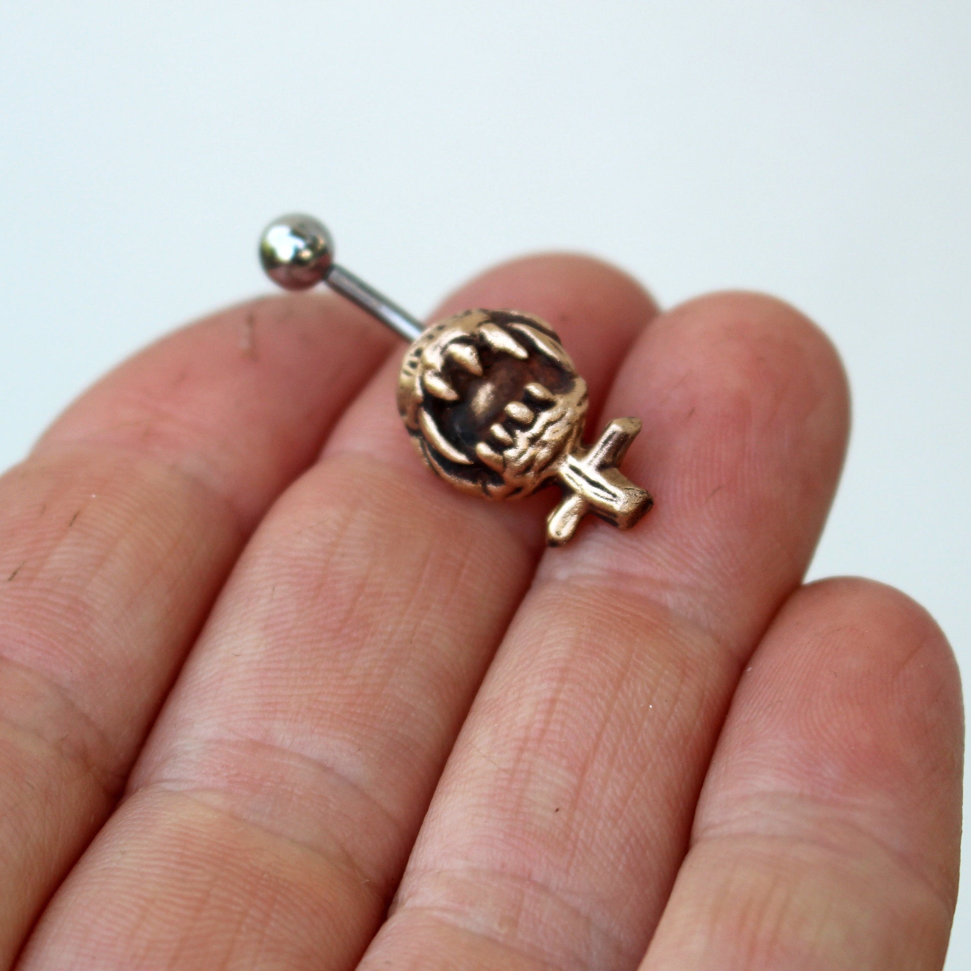 feministsmycke navelring feministsymbol med vassa tänder