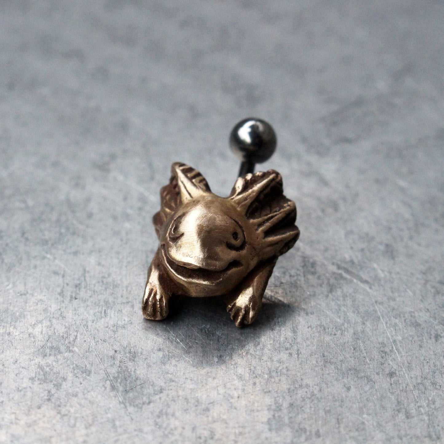 axolotlen navelpiercing i titan och brons, mexikansk salamandel