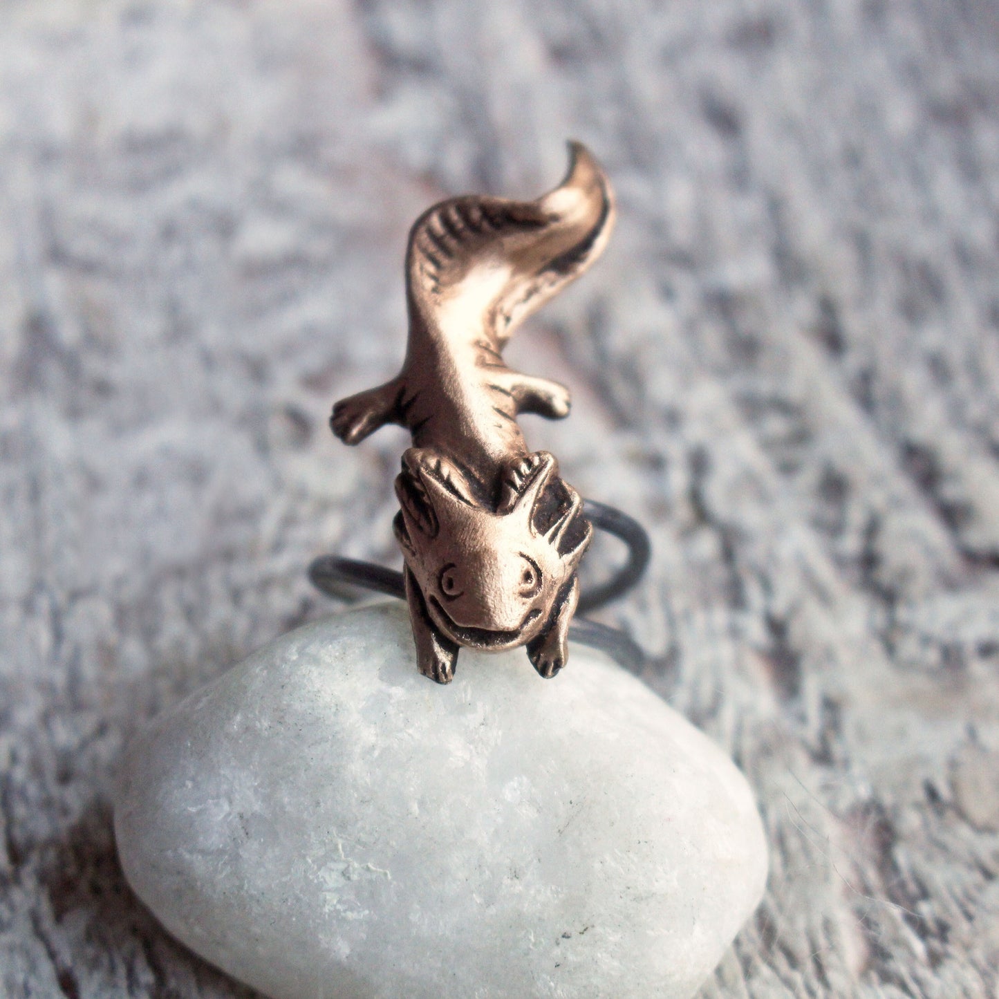 justerbar axolotl ring i brons och rostfrittstål