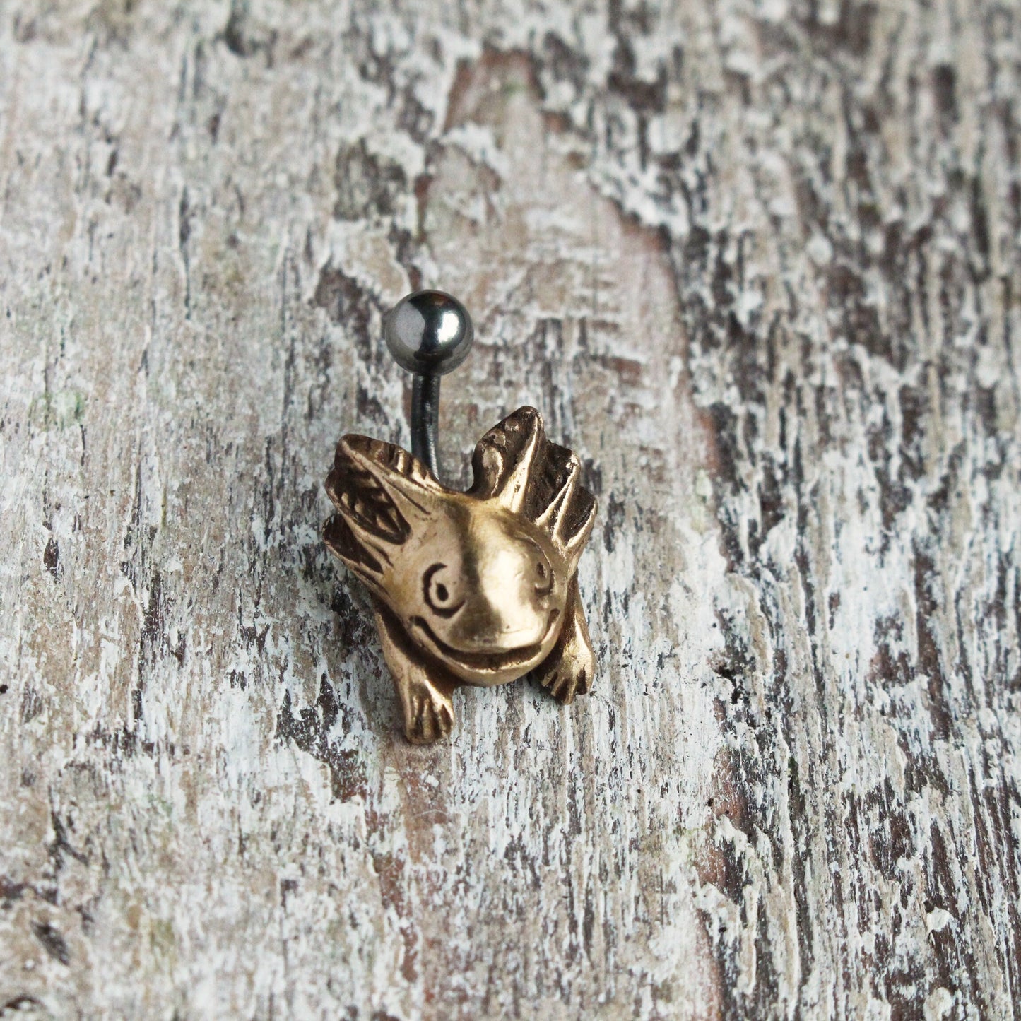 axolotlen navelpiercing i titan och brons