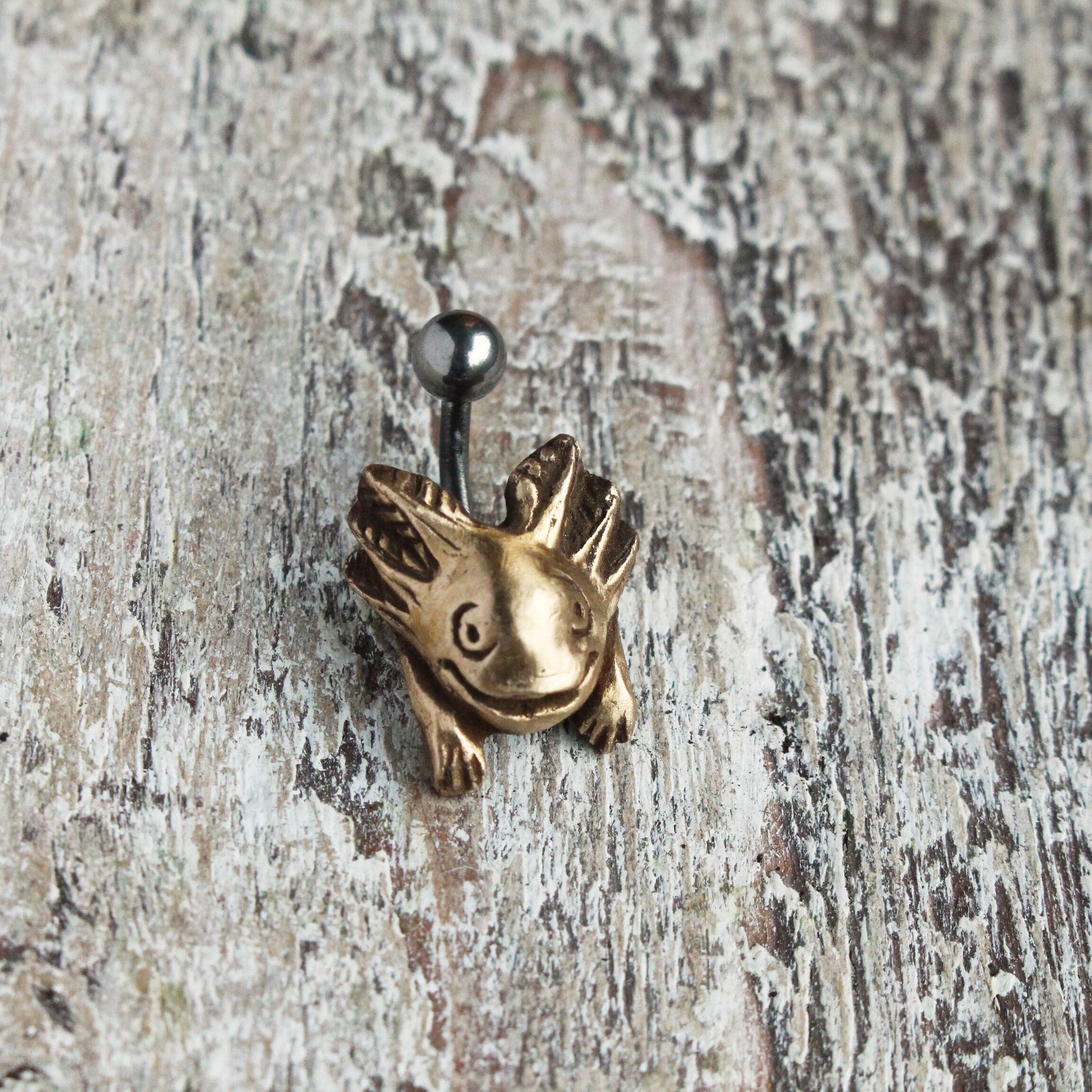 axolotlen navelpiercing i titan och brons