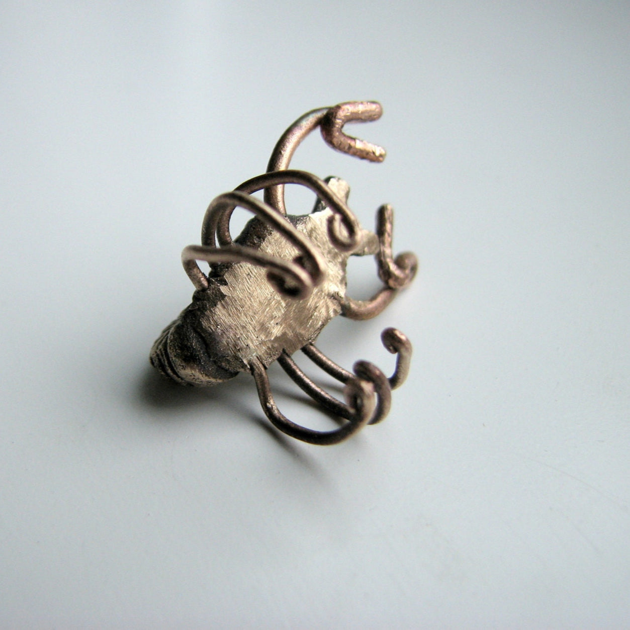 ear cuff med en skorpion, smycke för opiercade öron