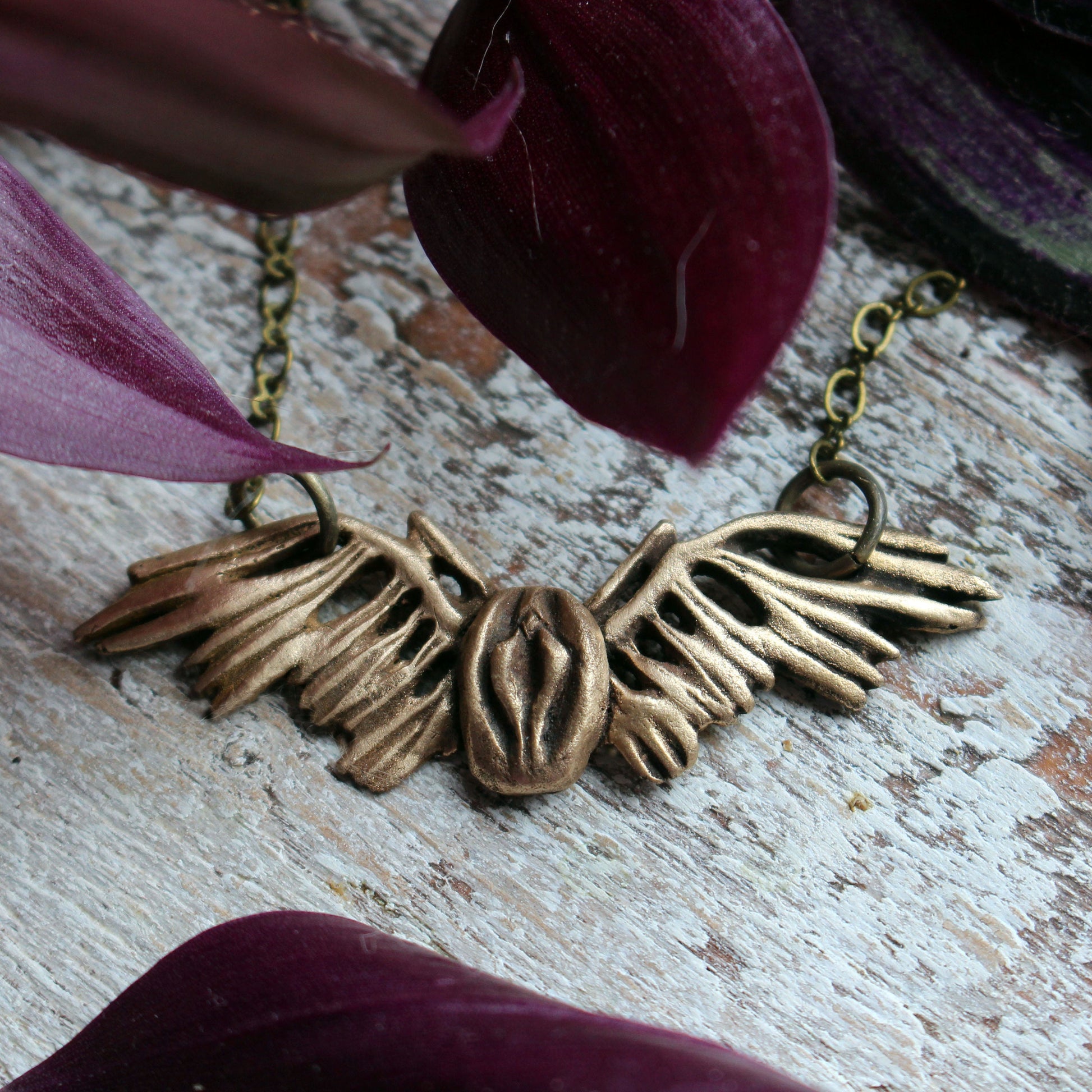 bevingad fitta som halsband