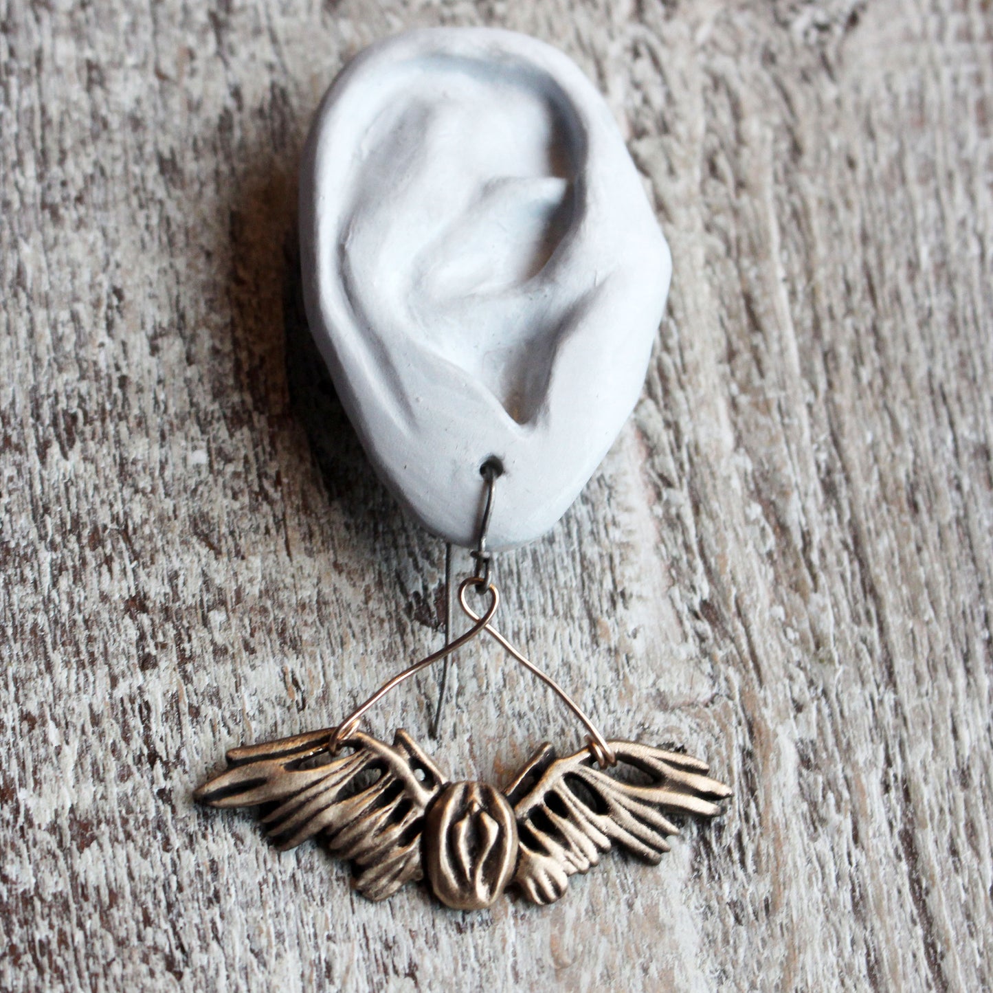 bevingad vulva örhänge