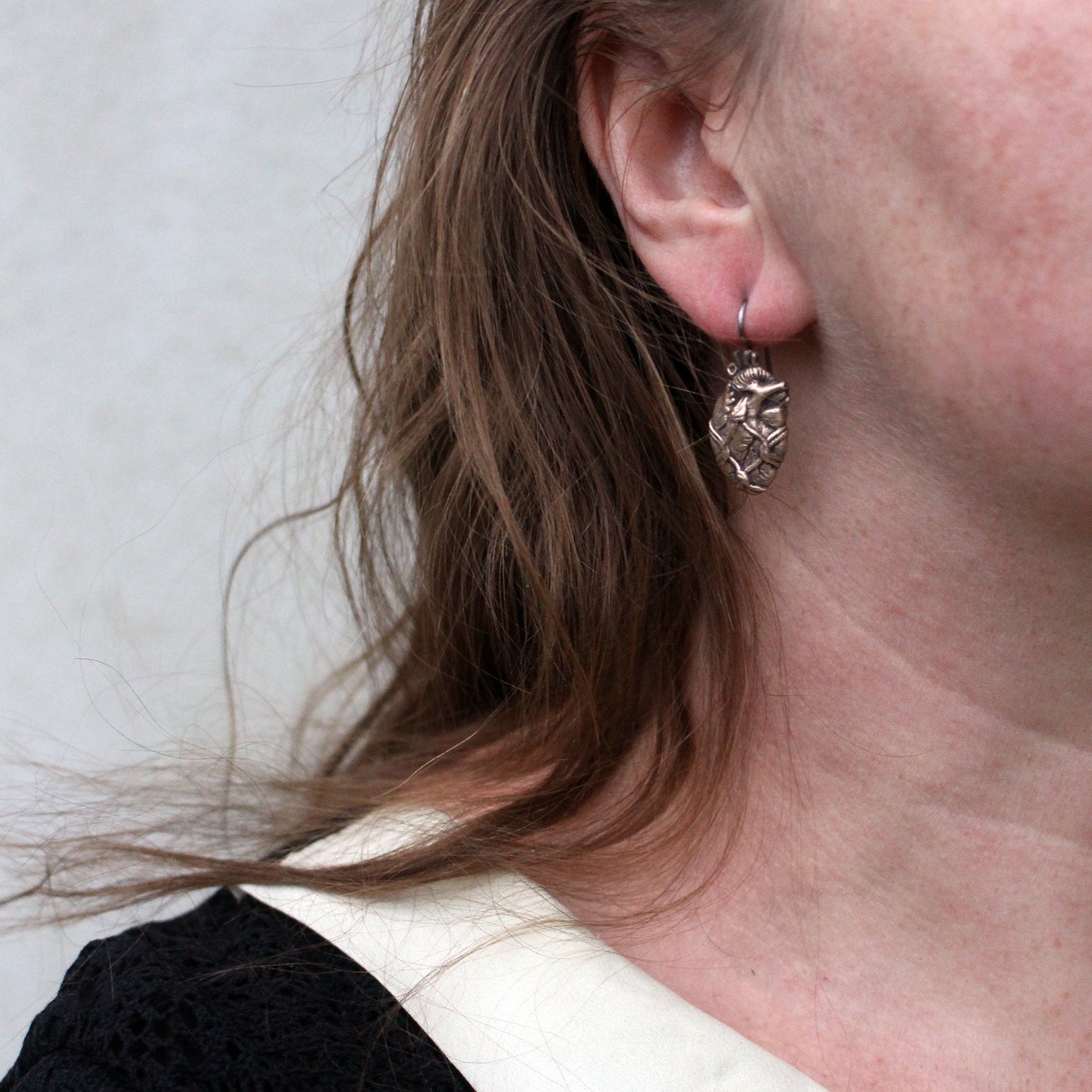 Bundet hjärta shibari örhängen handgjorda i brons och titan