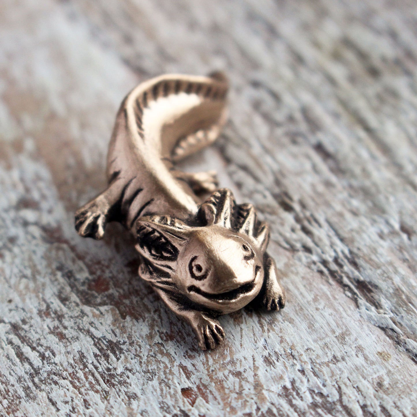 leende axolotl halsband skulpterad i brons