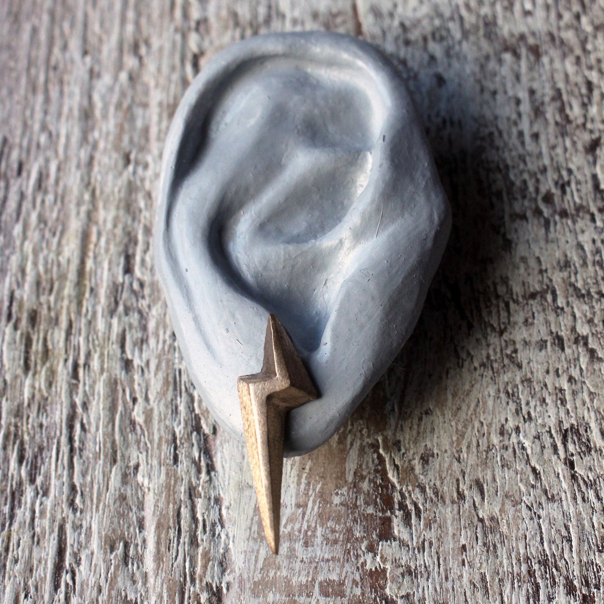 blixt örhängen i brons med titankrokar