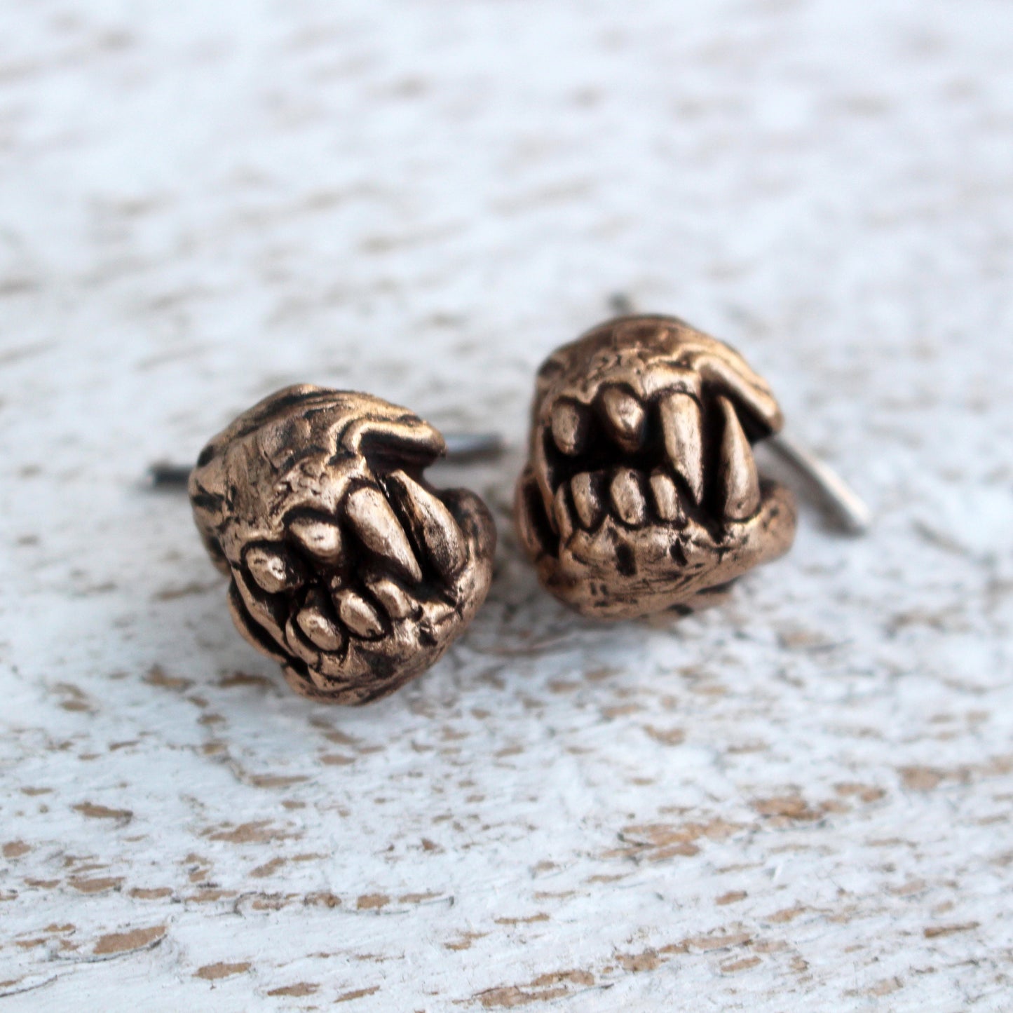 brons charivari smycke, miniatyr djurskallar skulpterad i metall