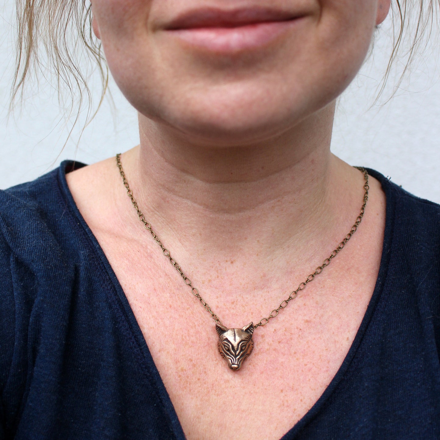 skulpterat varghalsband i brons