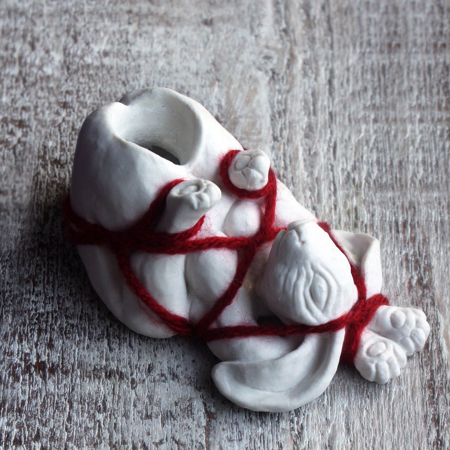 shibari bdsm skulptur ljusstake av en vit porslinskanin bunden med röda rep